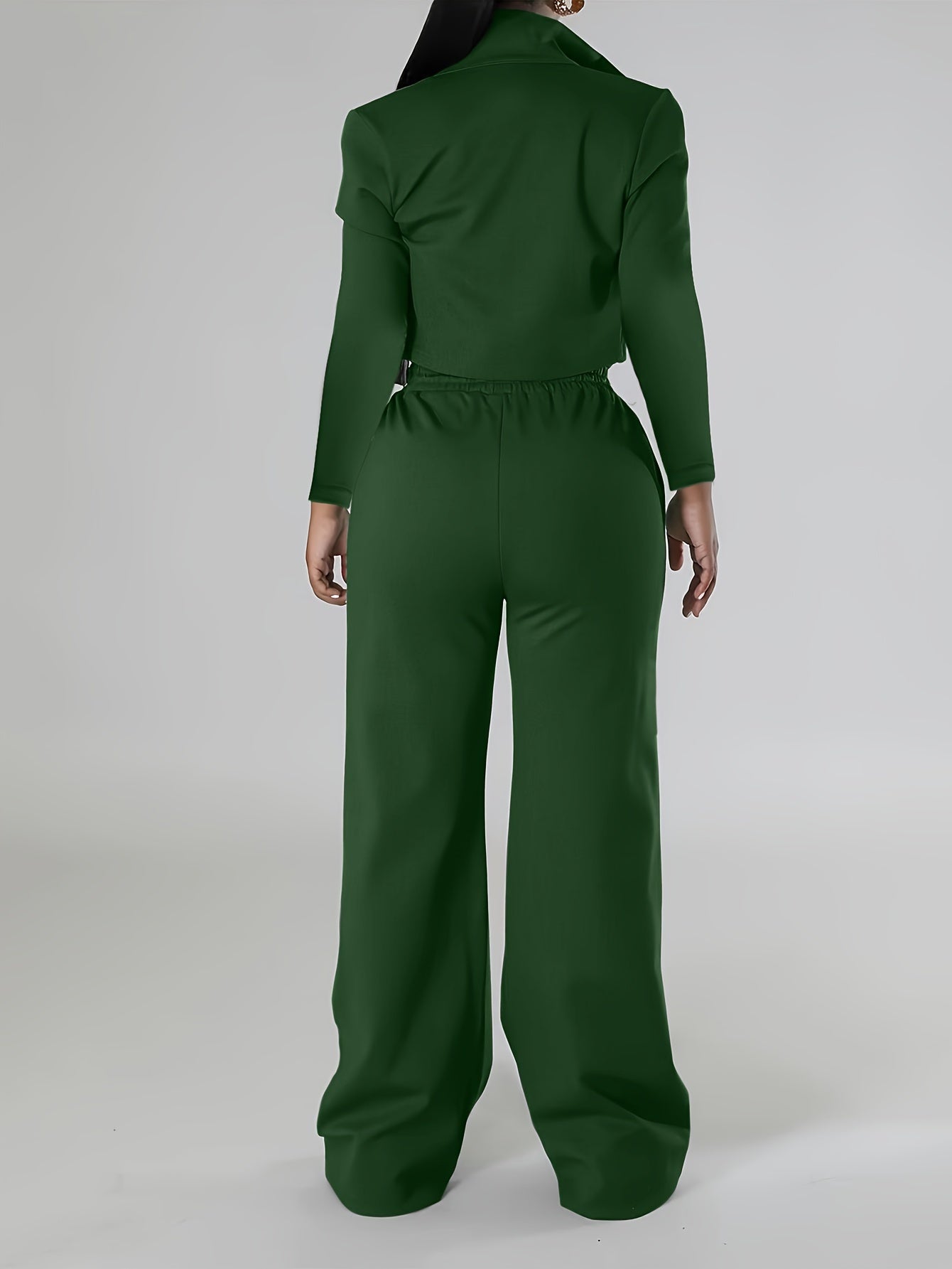 Women's casual sports suit with long sleeves consisting of two pieces.