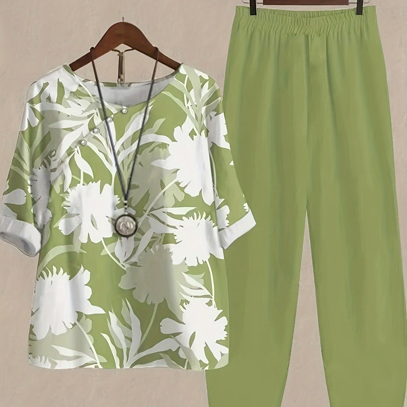 2-piece floral print outfit with crew neck top and elastic waist pants for women.