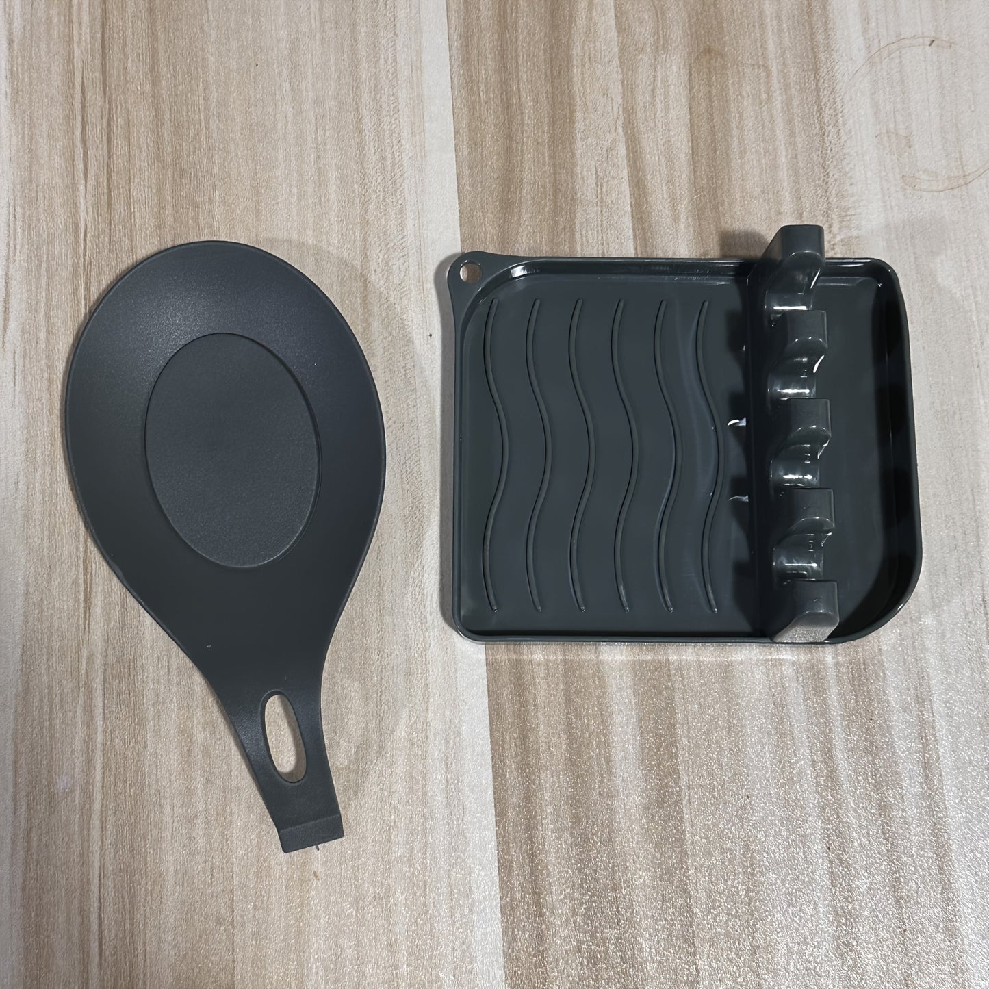 Kitchen Organizer Set includes a sturdy plastic spatula and utensil holder. Easily wall-mounted without the need for drilling, this space-saving design provides convenient storage for your kitchen essentials.