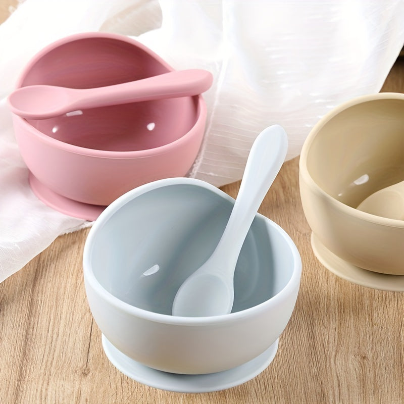 1 set of 2 pieces silicone bowl and spoon for children, featuring a suction cup for anti-slip use. This set is perfect for serving complementary foods and training little ones to eat independently. The set also includes a silicone straw for added