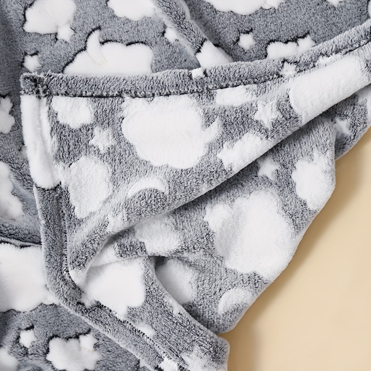 Stay cozy and warm with the Autumn and Winter Star Cloud Pattern Plush Blanket, perfect for snuggling up during cold nights or using as an air conditioning blanket. This soft and warm blanket is a must-have for the upcoming seasons.