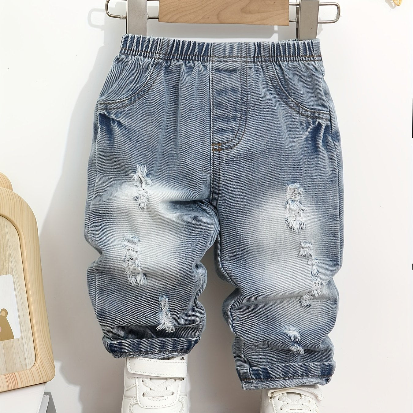 Unisex baby distressed denim jeans with fake pockets, 90% cotton, 6% polyester, 4% viscose. Non-stretch woven fabric, regular fit for fall/winter.