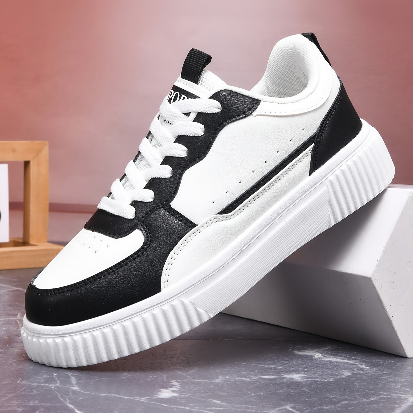 Women's low-top fashion sneakers with geometric pattern, breathable lining and insole, EVA outsole, thick sole, versatile.