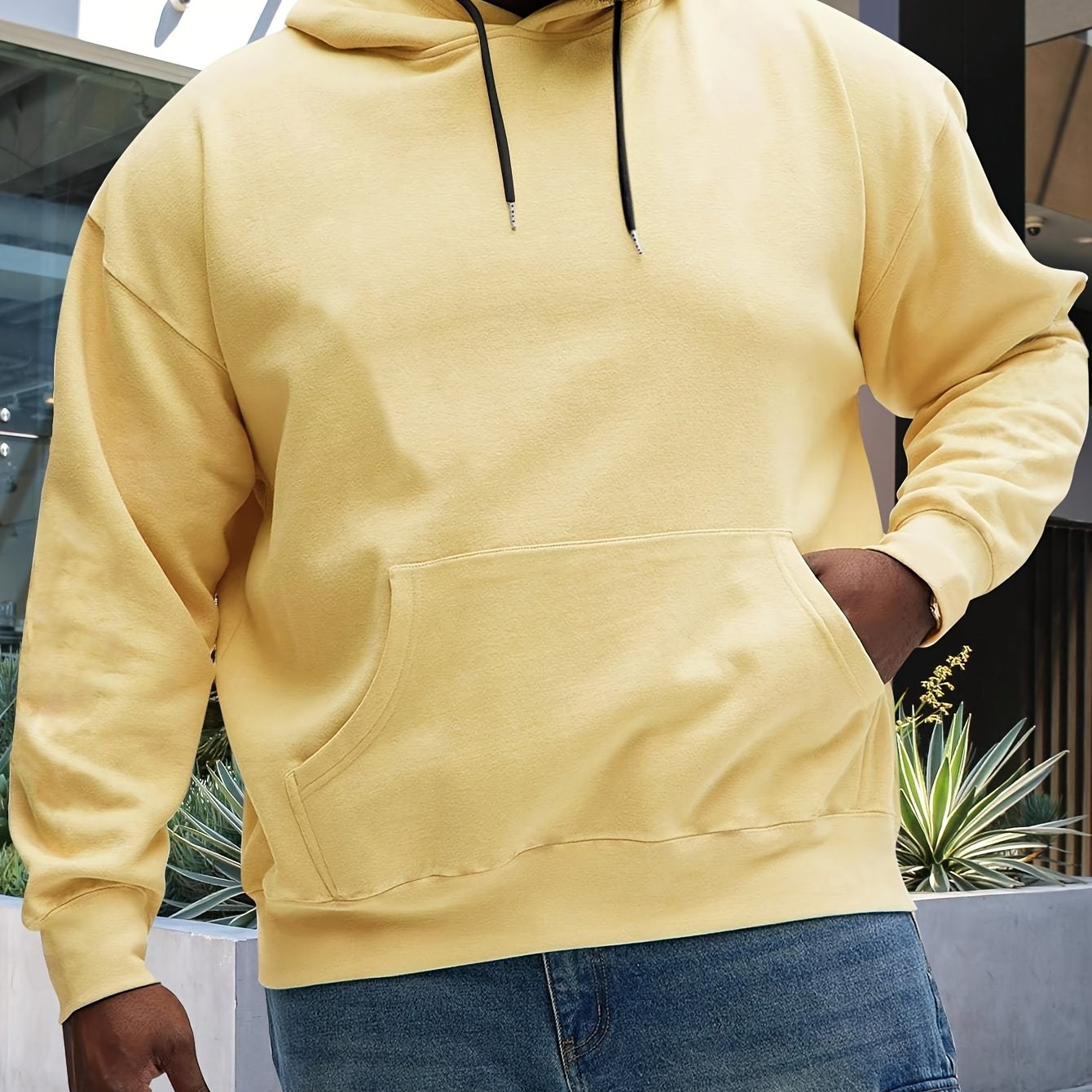 This men's long-sleeve hoodie is cozy and versatile, perfect for outdoor activities in autumn, spring, and winter. It pairs well with a hip-hop necklace and makes a great gift for plus-size