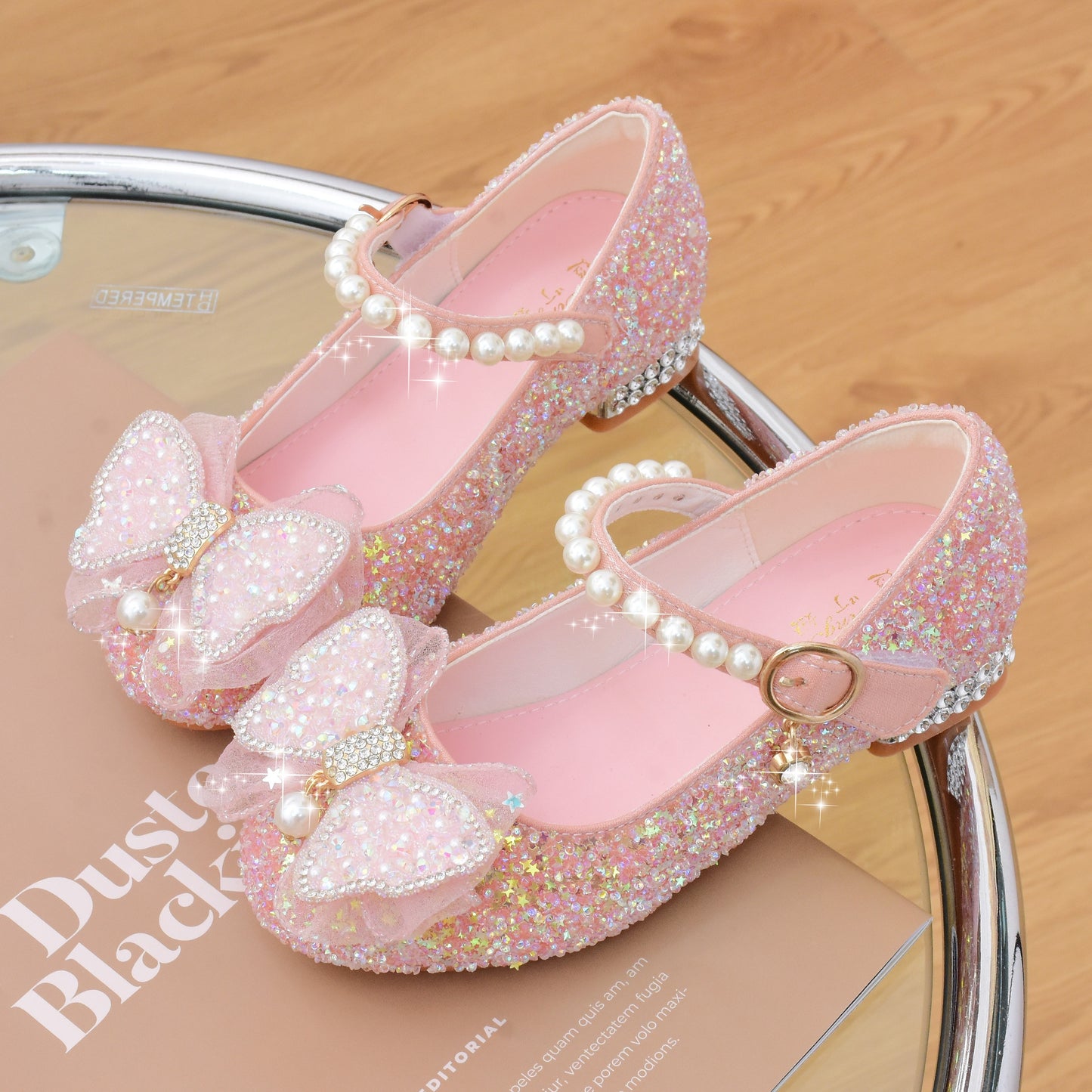 Stylish bowknot pearl high heel shoes with non-slip bottom for girls' parties in spring and fall.