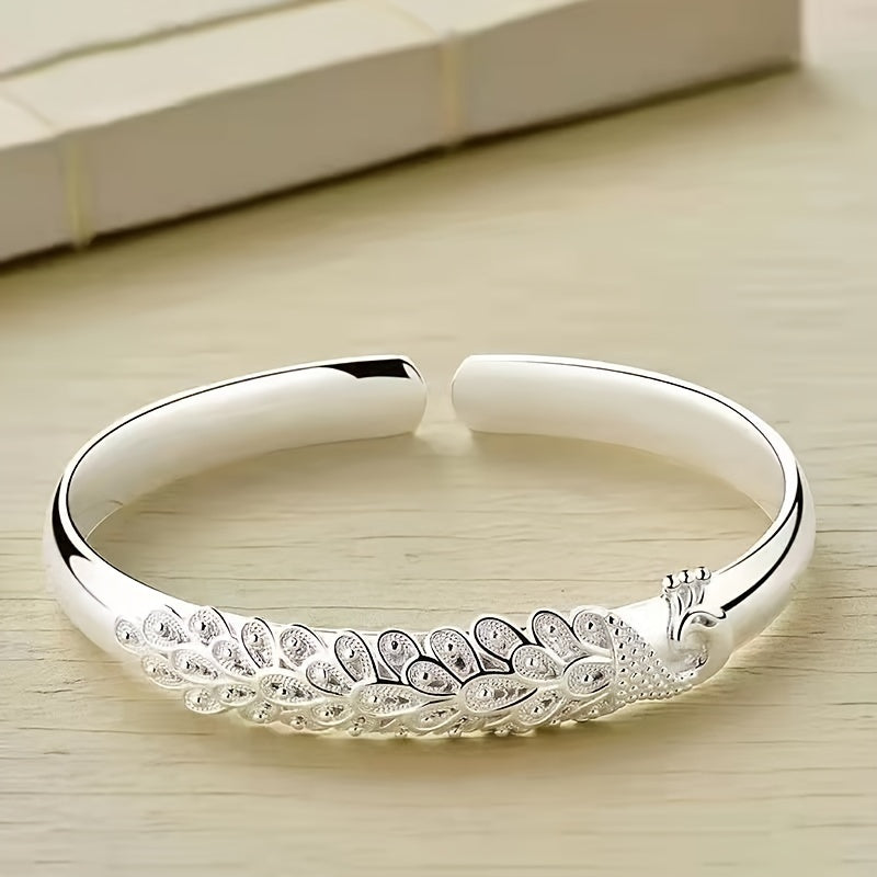 This elegant and versatile S999 sterling silver open bracelet is adjustable, fashionable, and simple in style. It is the perfect gift for your loved ones, including lovers, mothers, daughters, and for special occasions like parties, Valentine's Day, or