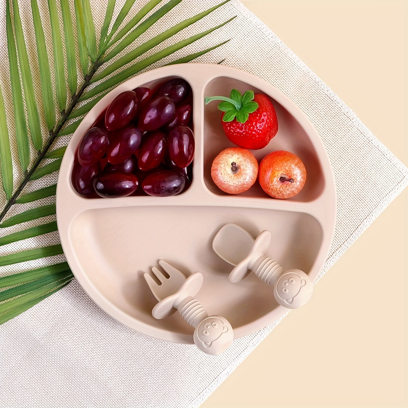 TYRY.HU Silicone Baby Feeding Set includes 3 pieces of essential items: a suction divided plate, utensils, and BPA-free tableware set. Perfect for Baby Led Weaning, this set comes with a spoon and fork, making mealtime enjoyable and mess-free. Ideal for