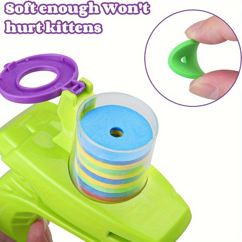 Interactive cat toy launcher gun with 50 foam discs - manual pet play equipment made of durable plastic, no batteries required. Ideal for party games and outdoor activities.