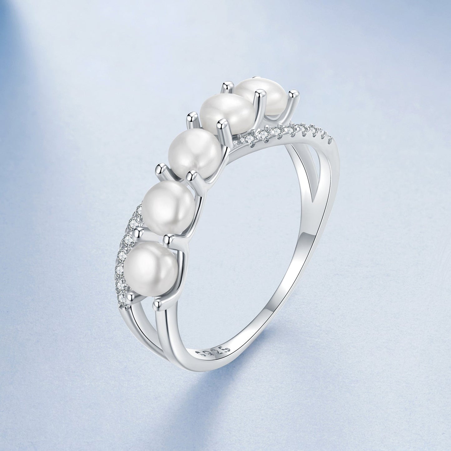 Celebrate a special occasion with this elegant women's anniversary ring, showcasing a stunning infinity symbol design crafted from 3.2 grams of 925 silver and adorned with lustrous freshwater pearls. This versatile piece is ideal for daily wear or as a