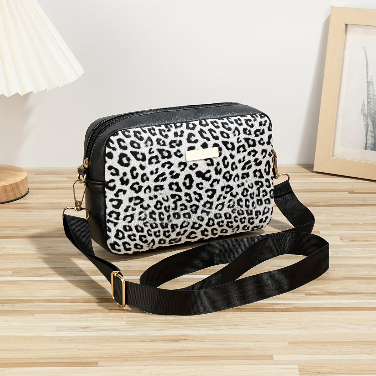 During back-to-school season in the Guangzhou production area, fashionable women's small square bags in European and American leopard print style are available. These versatile shoulder