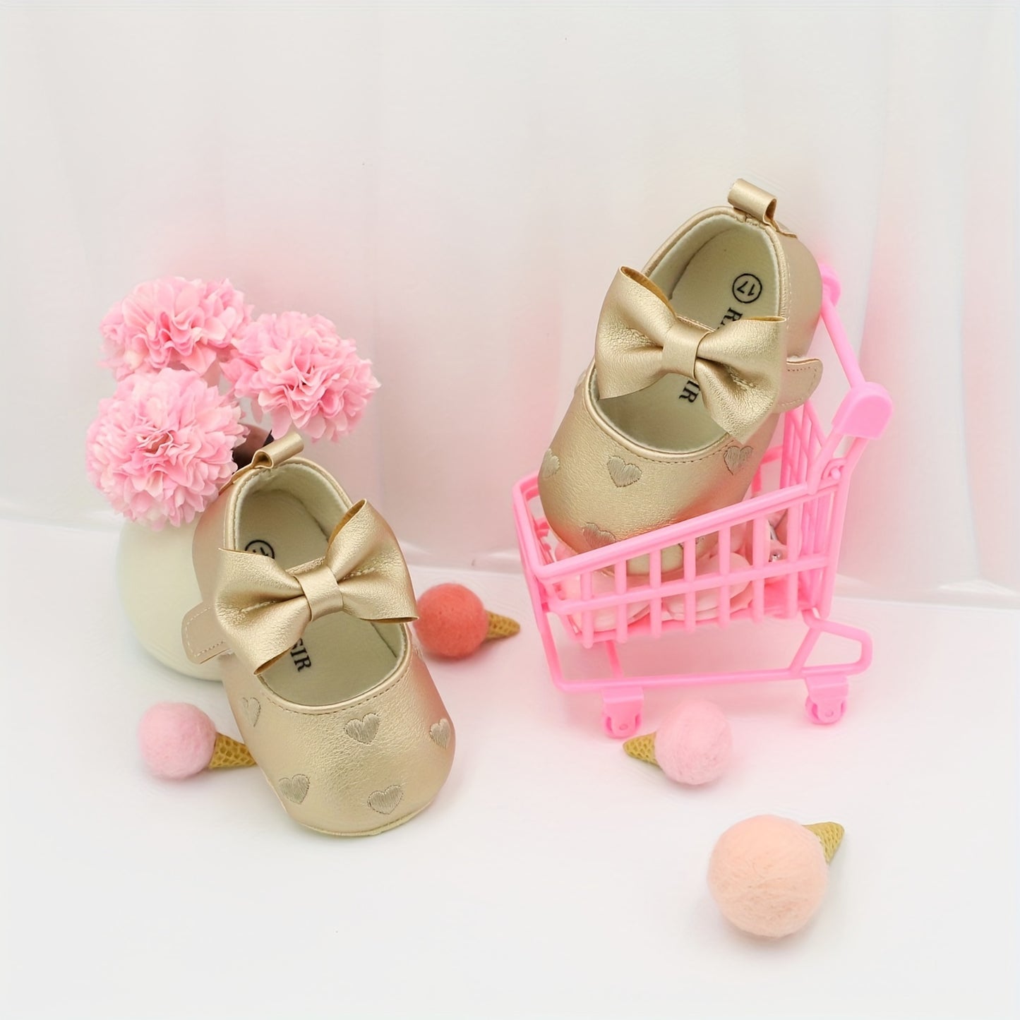 Embroidered heart Mary Jane walking shoes for baby princesses, ideal for leisure and parties in all seasons.