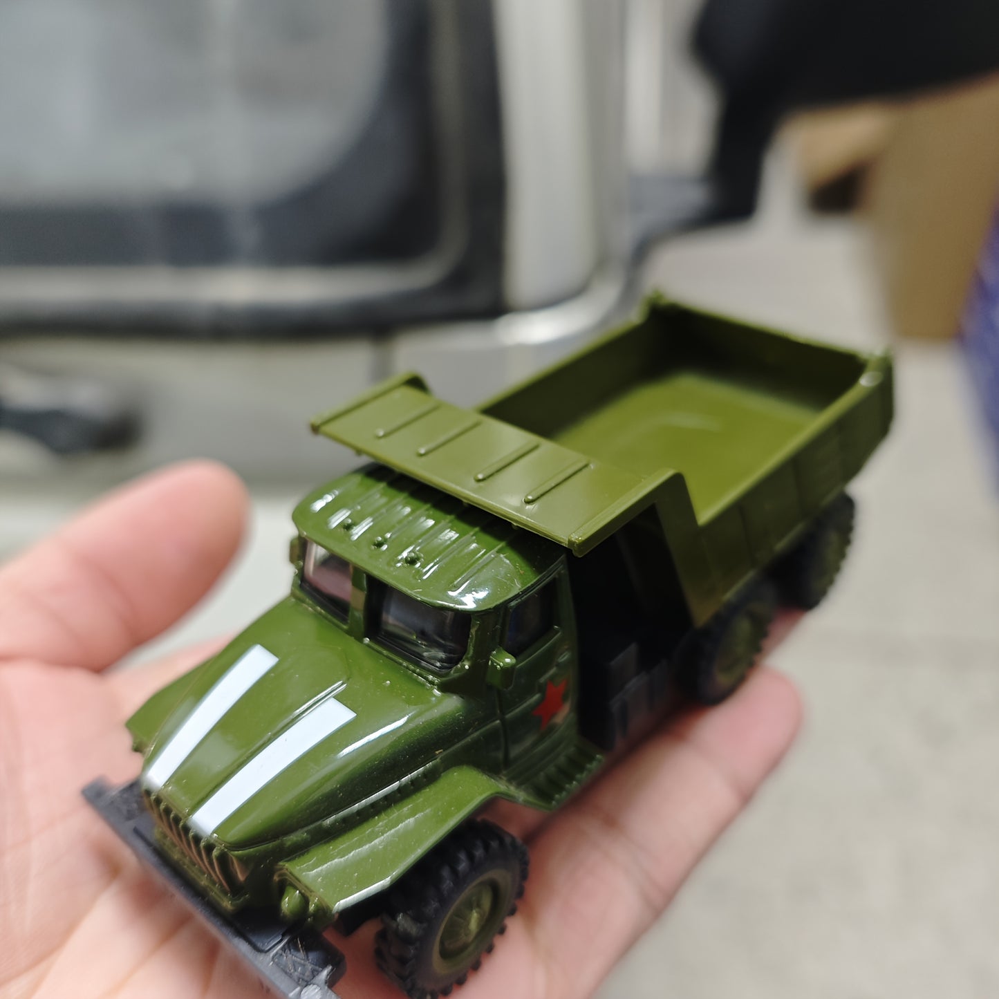 Zinc alloy military truck replica with manual pull-back operation, ideal for cake decoration, car decor, home and office desk ornament, and as a gift for collectors and army decor.