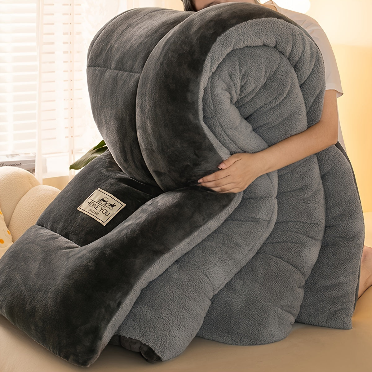 Velvet Sherpa Comforter Insert - An All Season Quilted Comforter with Ultra Soft Breathable Fabric, Machine Washable for a Cozy Bedroom Experience during Autumn and Winter.