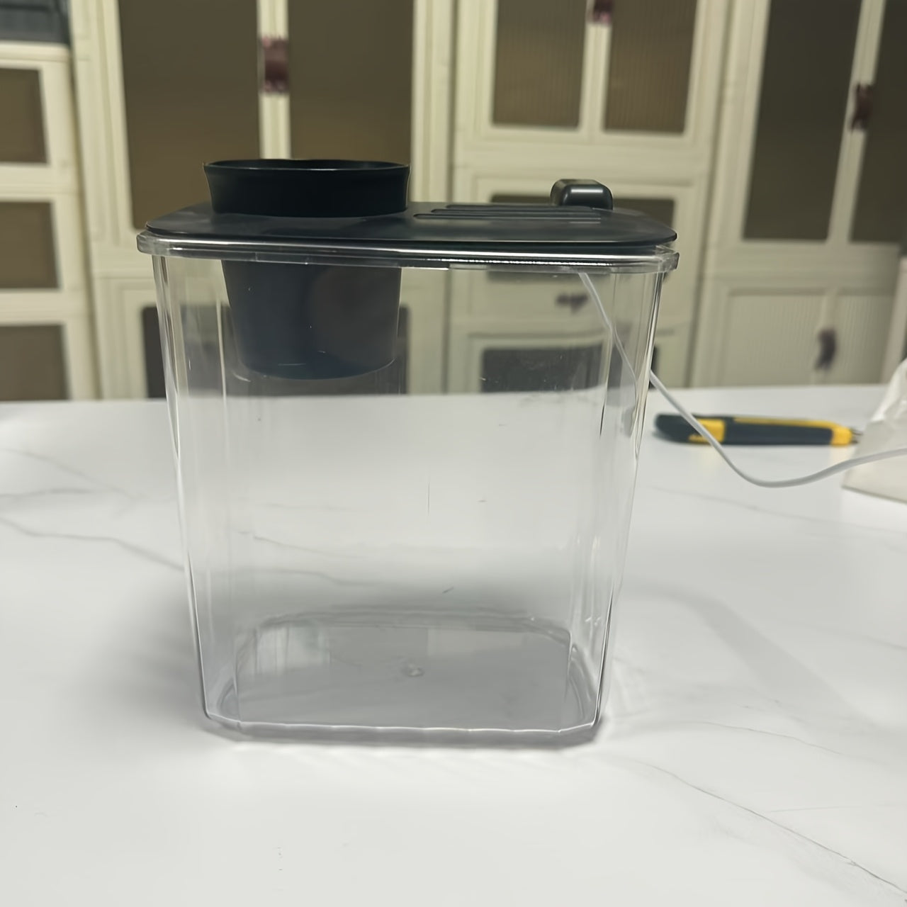 Beginner-friendly desktop aquarium suitable for goldfish and small pets, ideal for office decor, made of ultra-clear acrylic.