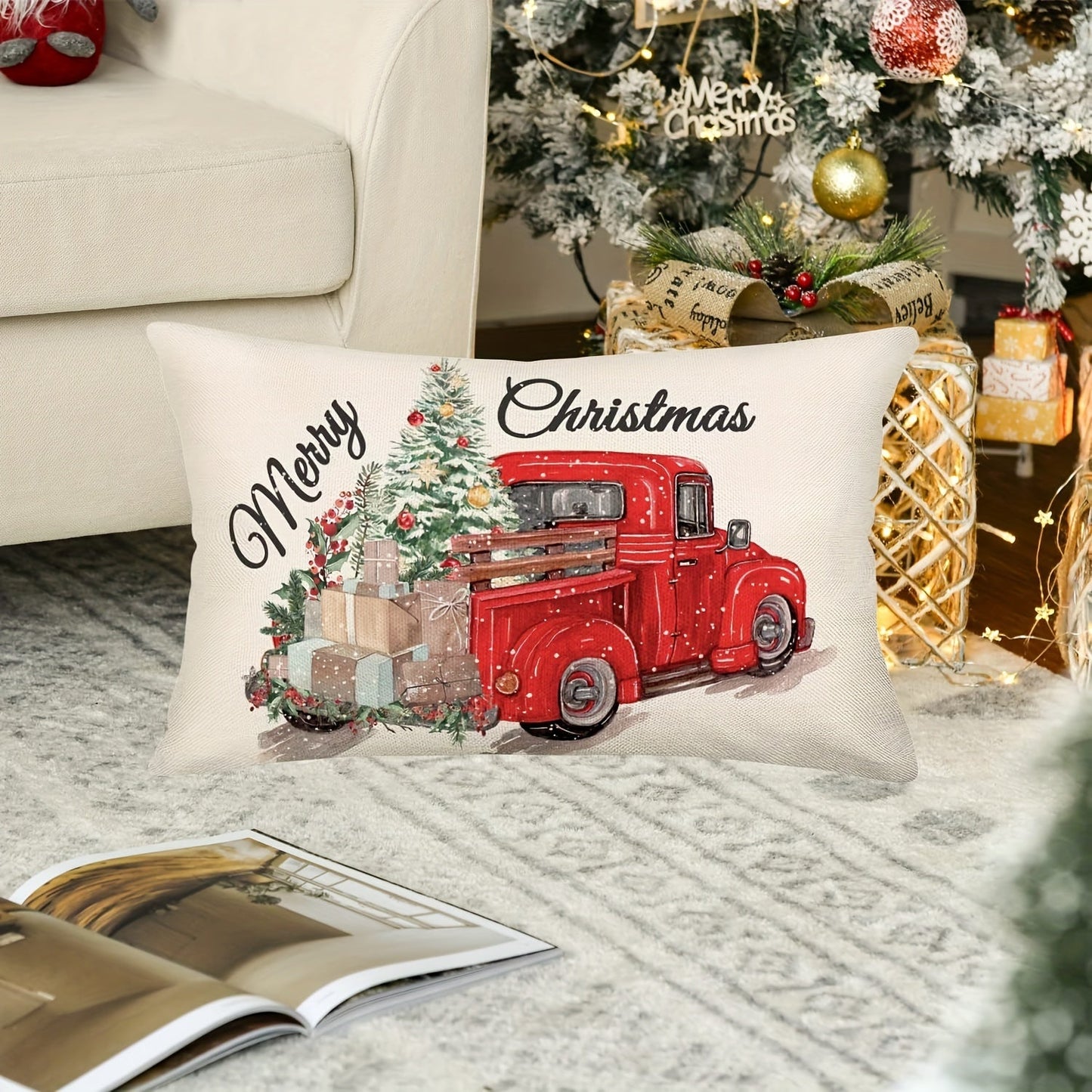 Yilni bayram ruhida o'tkazing, Merry Christmas Red Truck Pillow Cover bilan. Zamonaviy uslubda tayyorlangan, 30.48x50.8 sm o'lchamdagi bu yostiq qopqog'i mashinada yuvilishi mumkin va qulay zippered yopilishi mavjud. Bir nechta xona bezaklari uchun mos.