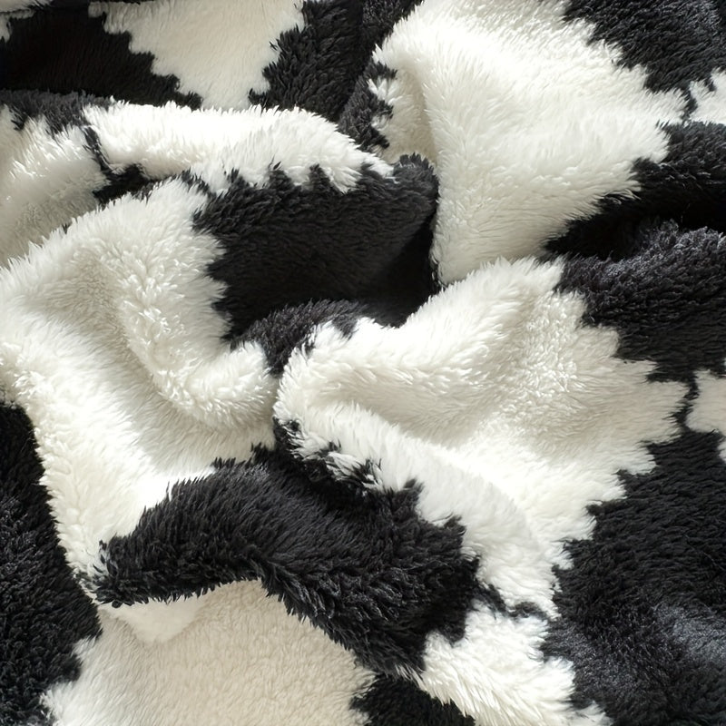 Cozy up with our 1pc Plush Checkered Flannel Blanket featuring soft Panda Velvet Polyester Fiber. Stay warm and comfortable in traditional style with this machine washable blanket - perfect for men, women, and pets. Makes the ideal Christmas gift!