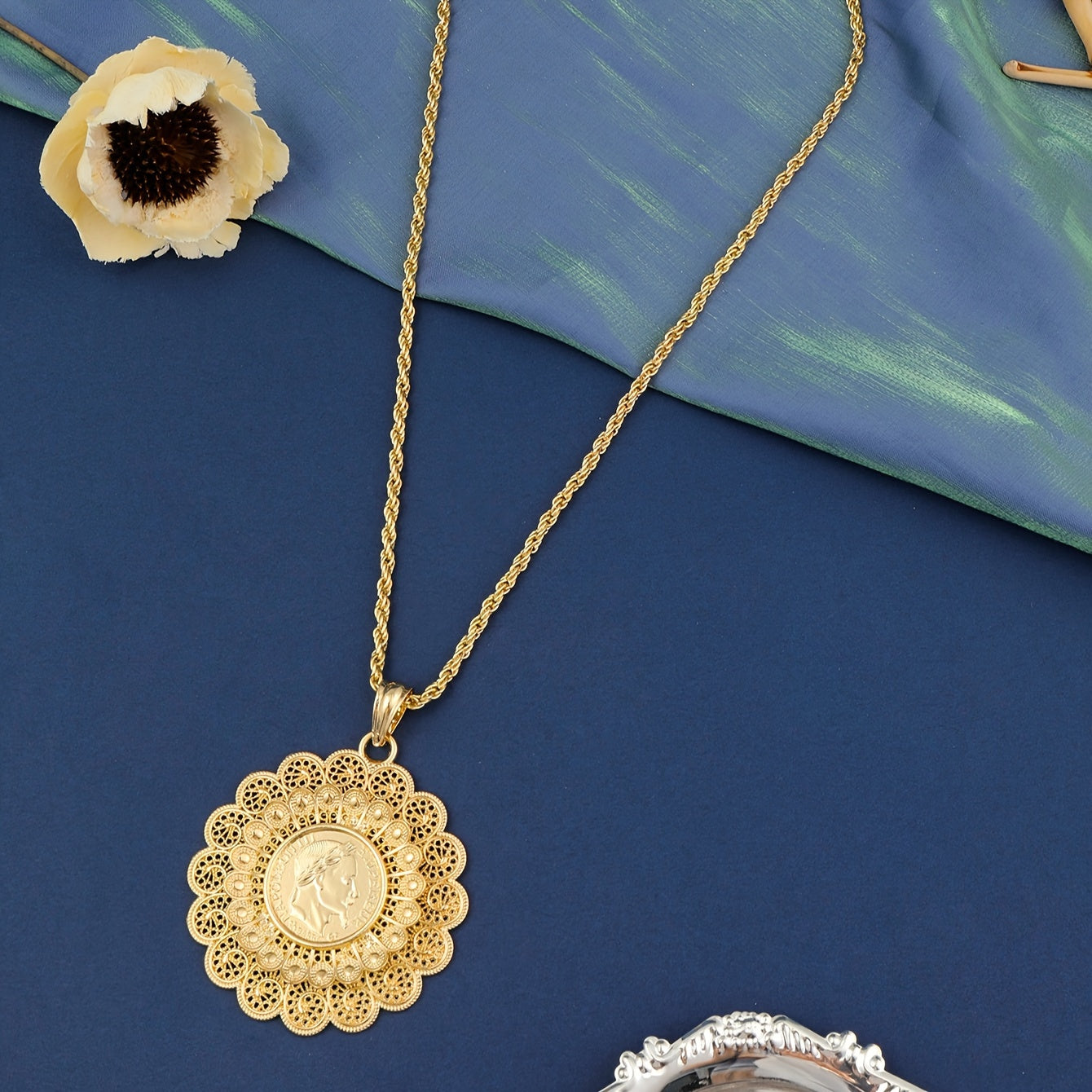 Adjustable Zinc Alloy Necklace with Round Flower Pendant in Golden Color - Stylish Neck Jewelry