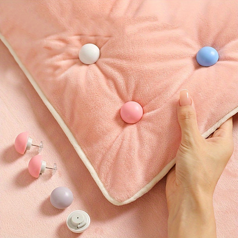 8-Pack Invisible Bed Cover Clips bilan yotoq va divaningizni xavfsiz qiling. Ushbu sirtdan qochmaydigan divan ko'rpa tugmalari joyni tozalash uchun xavfsizdir, bu esa mebelingiz uchun xavfsiz va tartibli ko'rinishni ta'minlaydi.