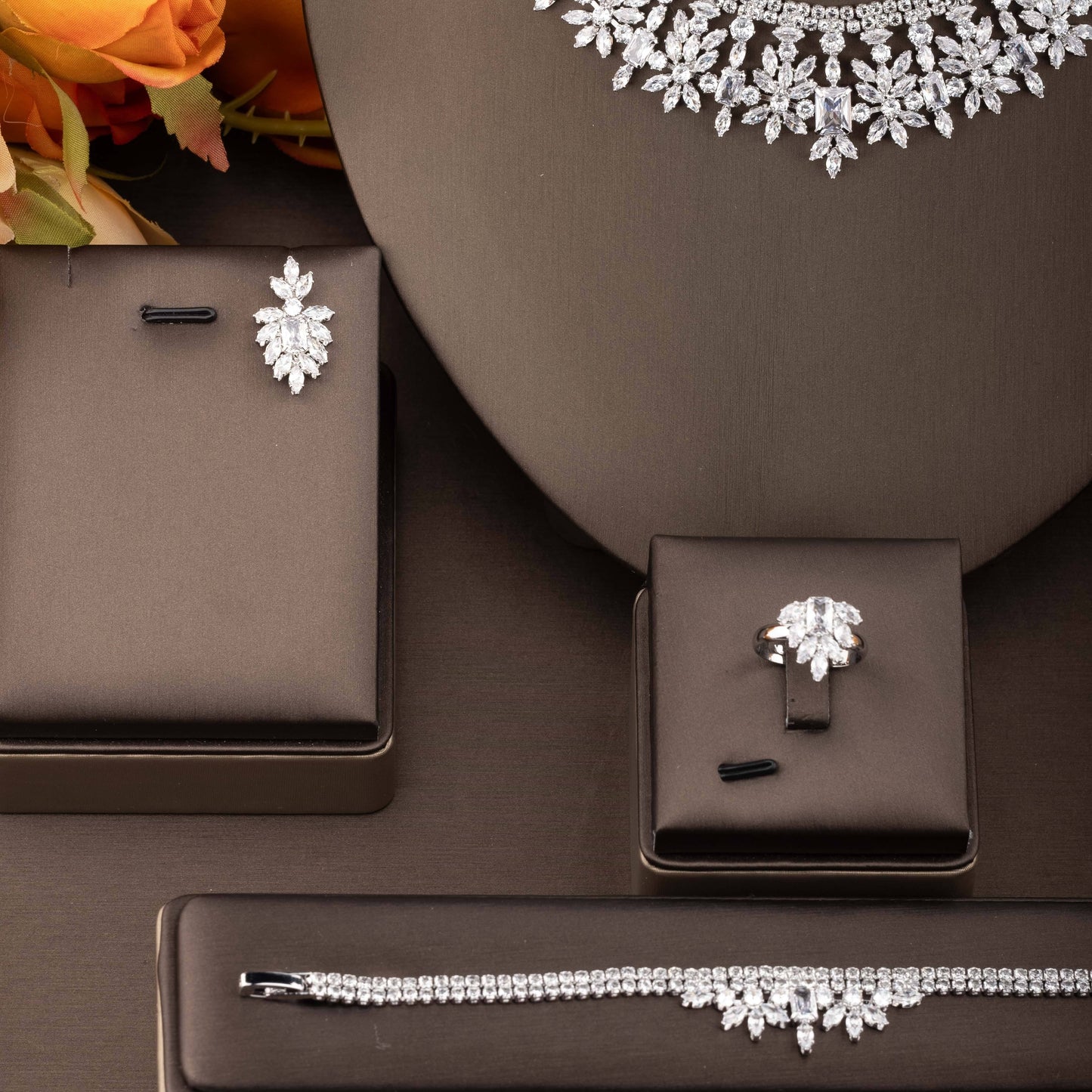 Elegant Arabesque Cubic Zirconia Leaf-shaped Floral Jewelry Set Perfect for Women to Wear at Weddings, Banquets, and Parties.