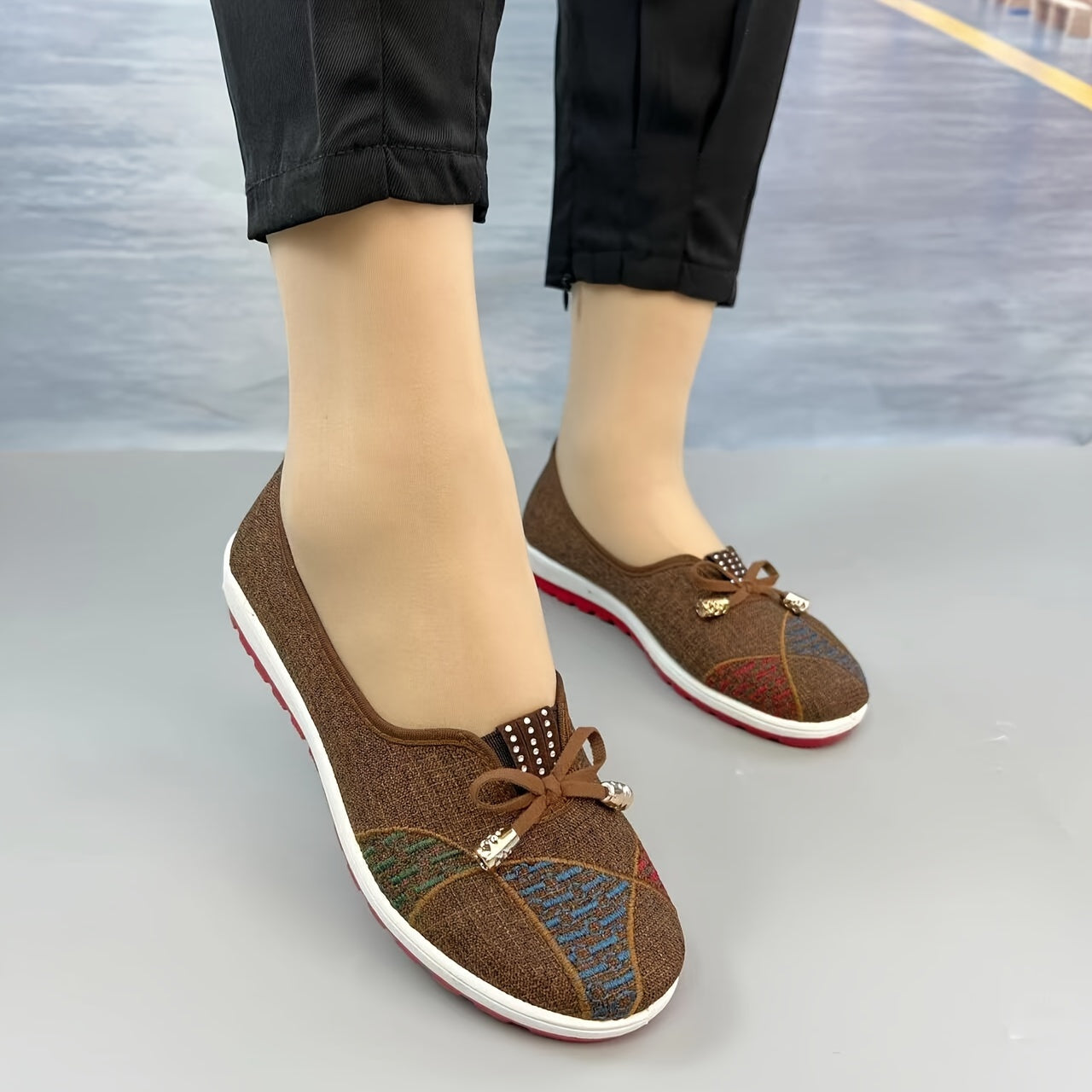 Casual shoes for middle-aged and elderly women, with a soft sole, shallow mouth, national style, flat bottom, and comfortable design.