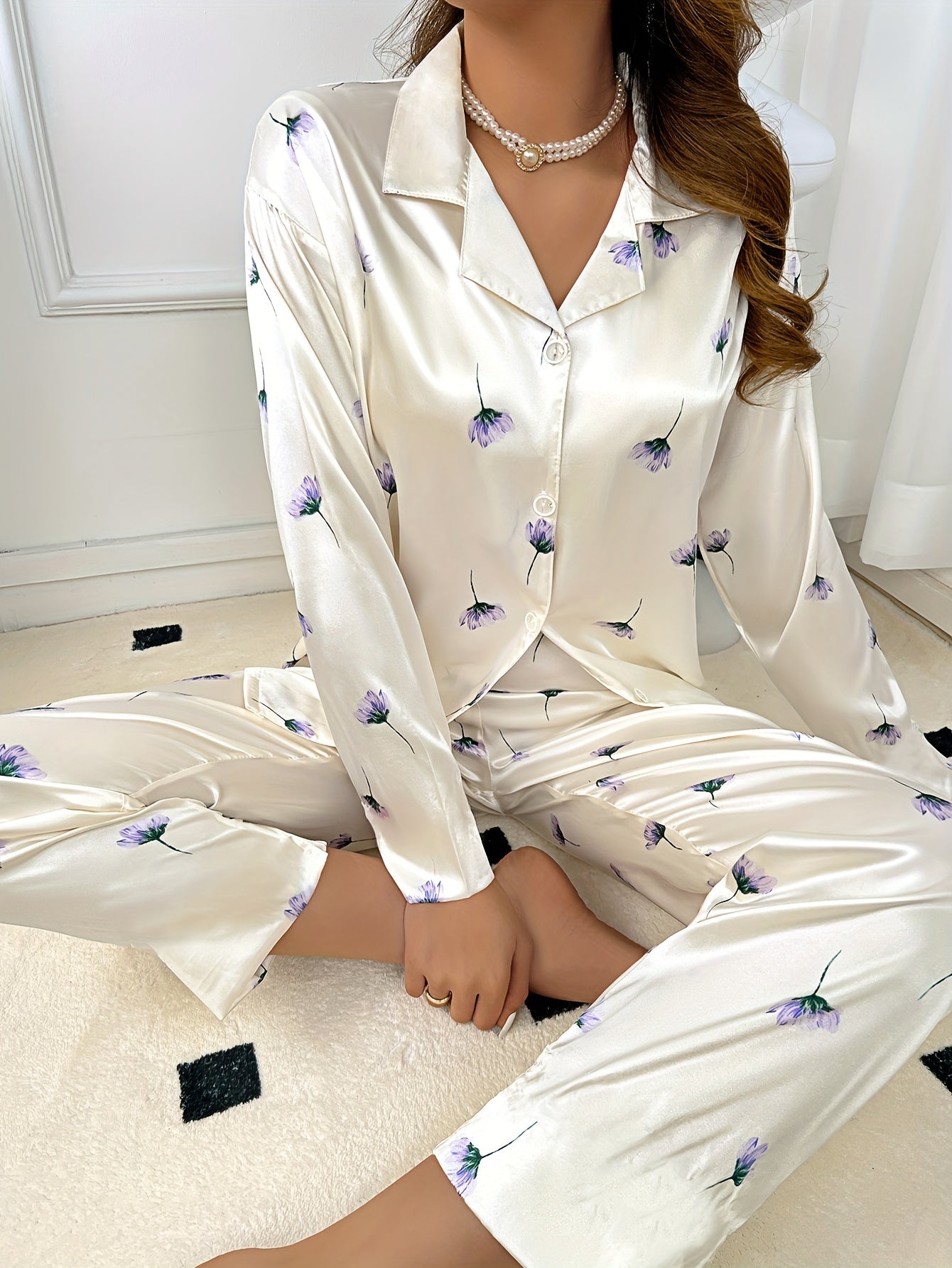 Plus size floral print pajama set for women, made of 95% polyester and 5% elastane. This non-stretch woven fabric is lightweight, perfect for fall/winter home wear.