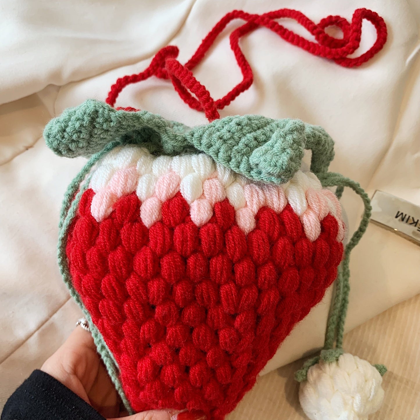 Handmade Strawberries Shoulder Bag, Fashionable Single Strap Bag with Braided Yarn Detail, Trendy and Creative Design in Yellow Yunying Special Collection, Cute and Stylish Women's Bag with Hooked Yarn Strawberries, No Lining, Finished and Ready to Carry.