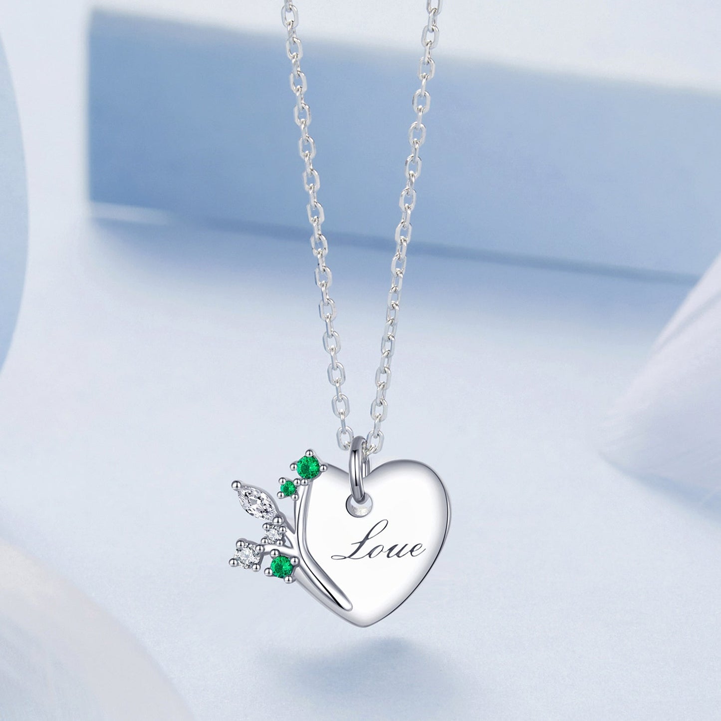 An elegant and minimalist Tree of Life pendant necklace made of 4.1G 925 silver and synthetic zirconia. Ideal for daily wear or as a special gift for girlfriends, partners, friends, or yourself on occasions like Valentine's Day.