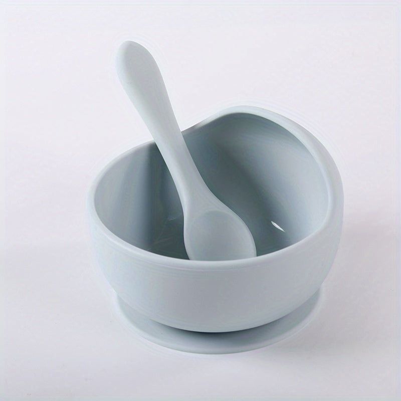 1 set of 2 pieces silicone bowl and spoon for children, featuring a suction cup for anti-slip use. This set is perfect for serving complementary foods and training little ones to eat independently. The set also includes a silicone straw for added