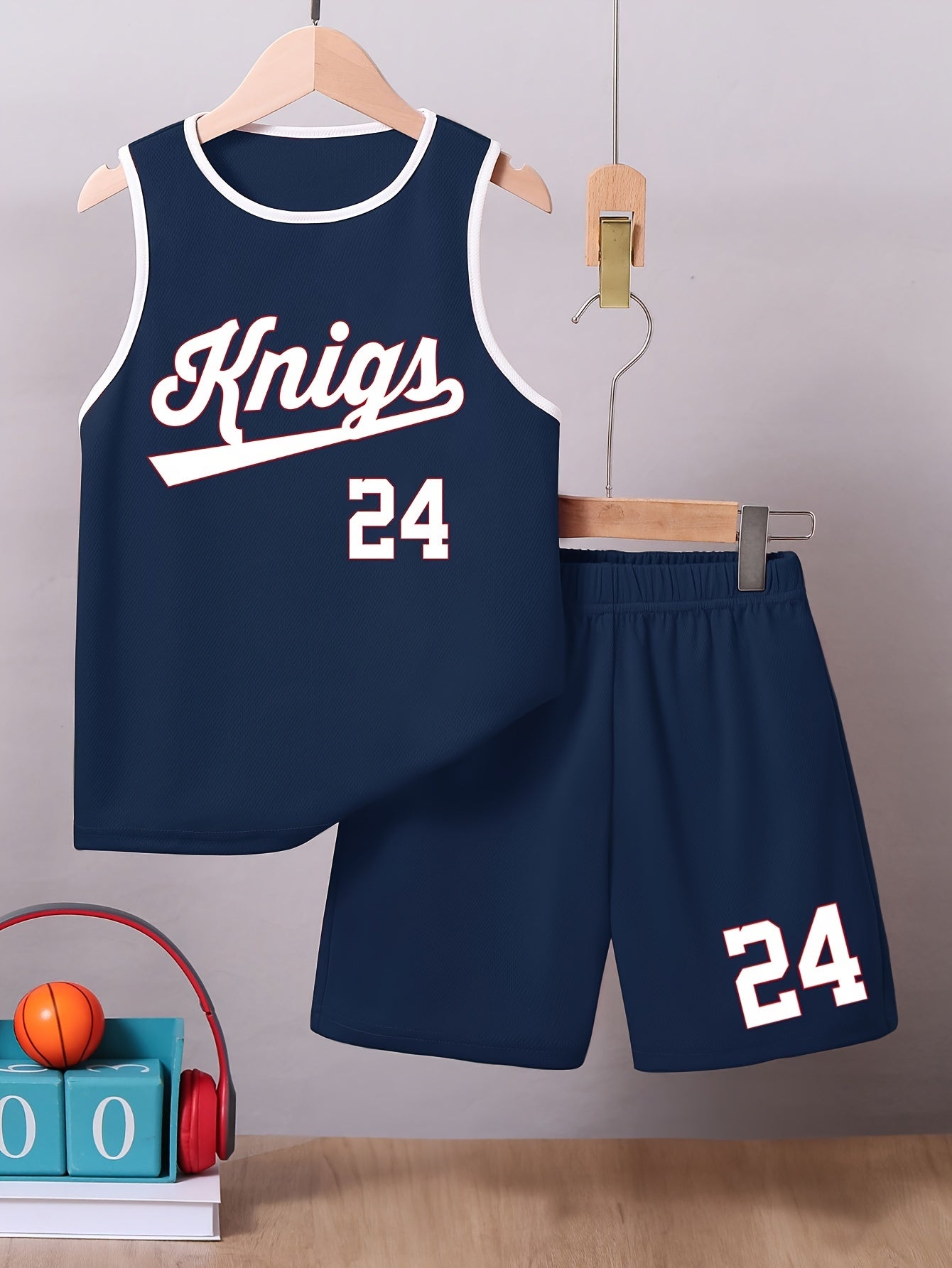 Two-piece boys basketball jersey set with KING print, sleeveless vest, and shorts for training and competition, featuring quick-drying tank tops and shorts.