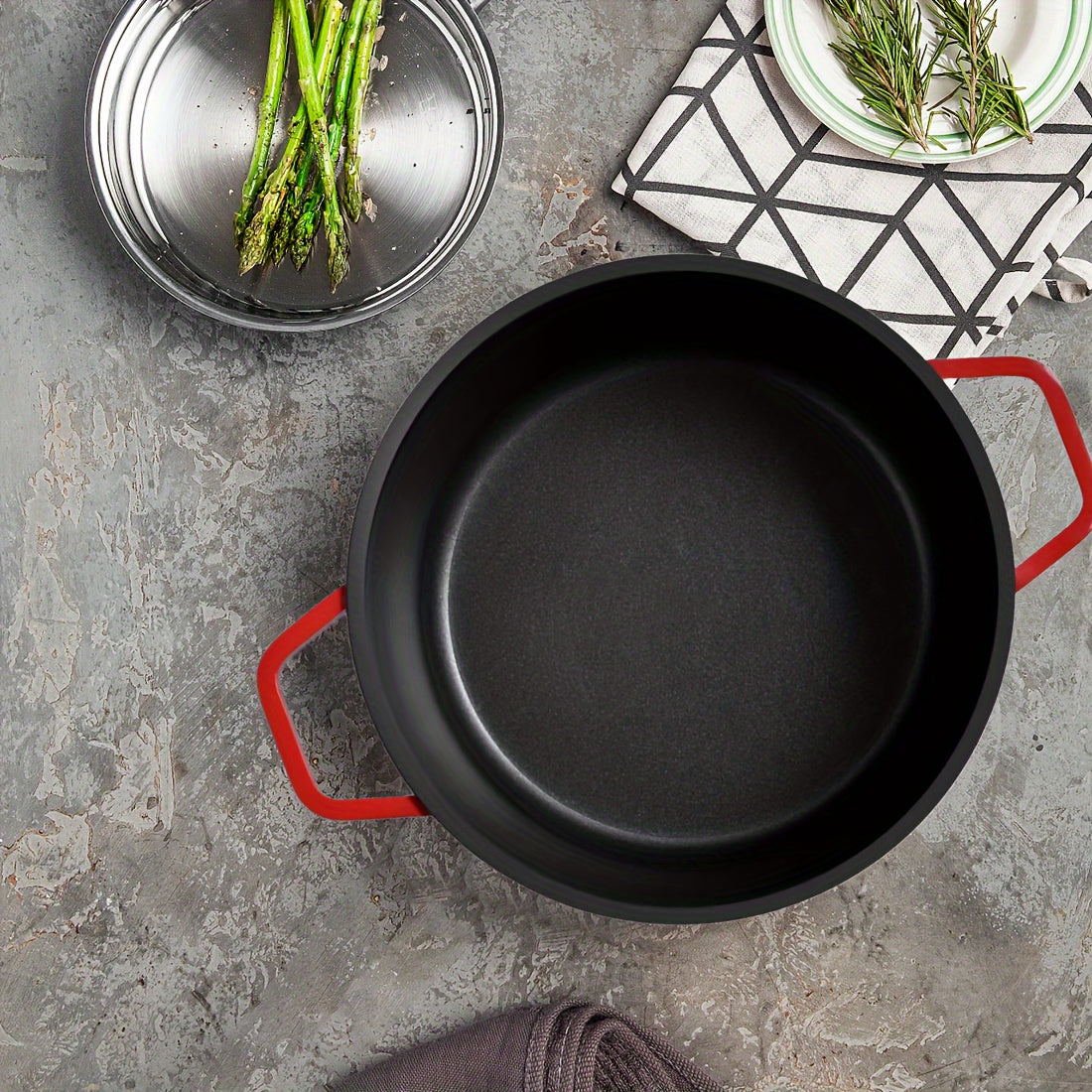 Heavy-duty Dutch oven stockpot made of cast iron with a lid. Non-stick stew pot that is scratch-resistant and heat-resistant, suitable for use with induction cooktops.