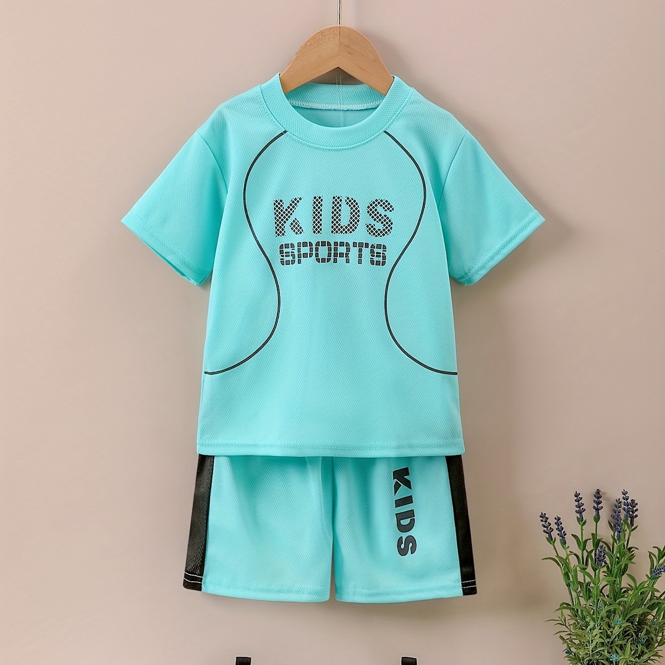 Children's quick-drying sports suit with short-sleeved shorts and KIDS SPORTS printed t-shirt, made with lightweight and comfortable quick-drying fabric.