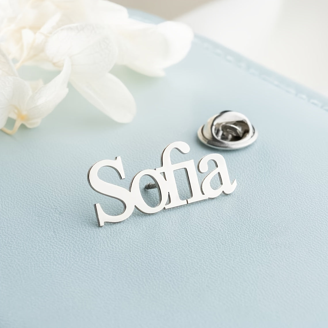 Name Brooch made of stainless steel with a personalized touch - Modern and understated design perfect for men's suits, featuring custom engraving in English letters.