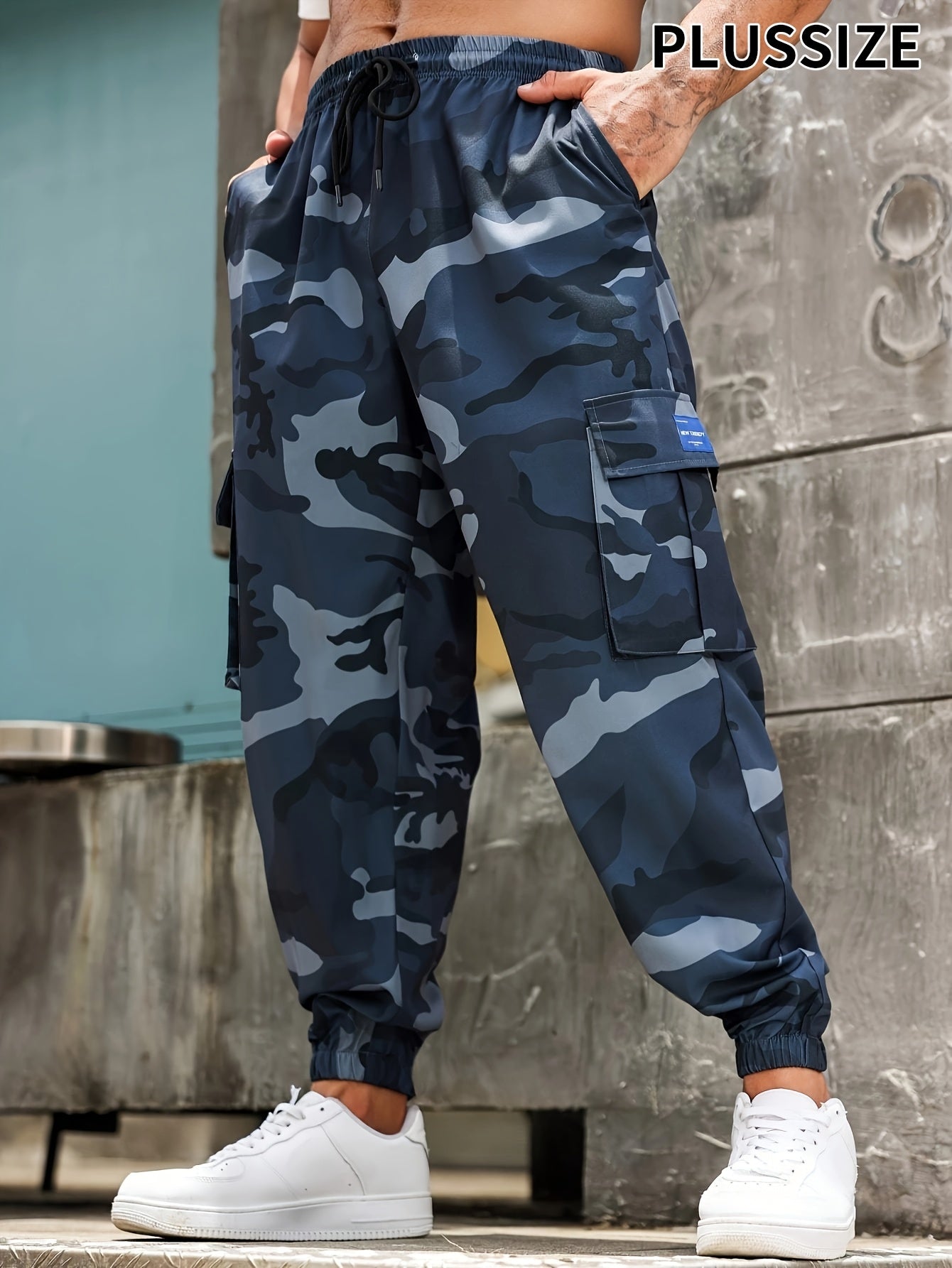 Men's camouflaged cargo pants with drawstring and multiple pockets, ideal for sports and daily wear.