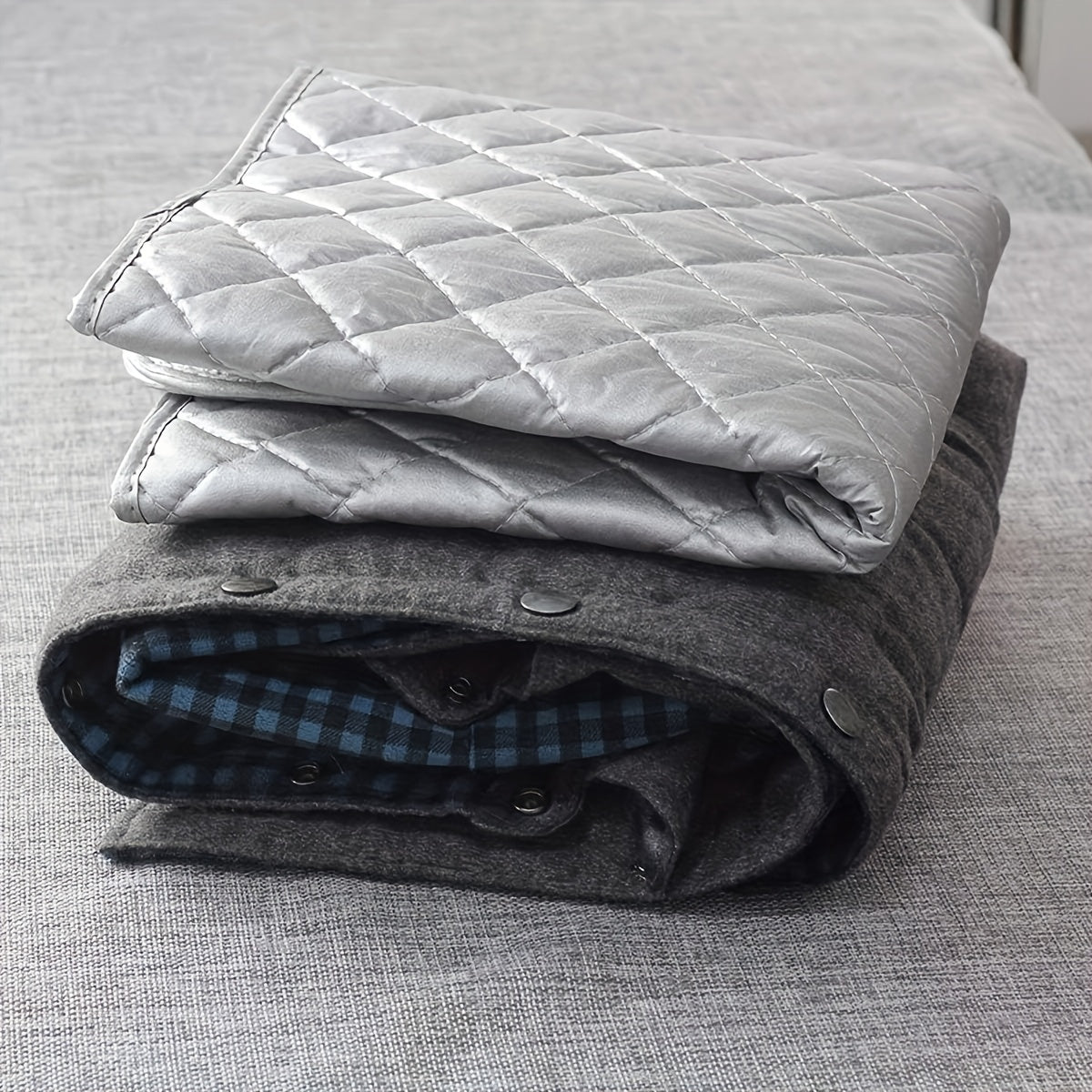 Ideal for family and friends, this portable foldable ironing mat blanket is made from heat-resistant PET material with a magnetic corner design for use with washers and dryers.