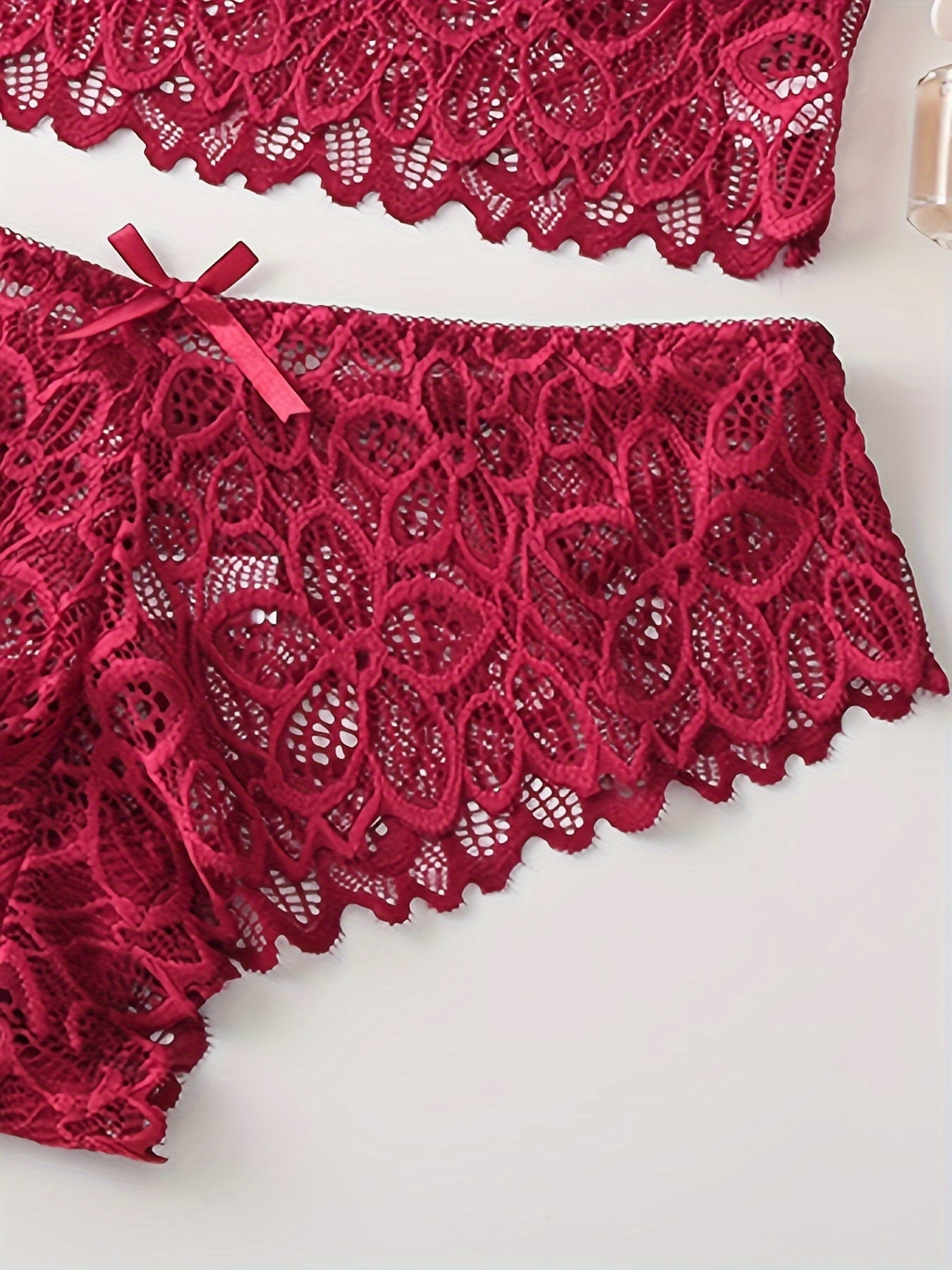 Summer French lace vest-style underwear suit, with a thin, breathable, comfortable molded cup.