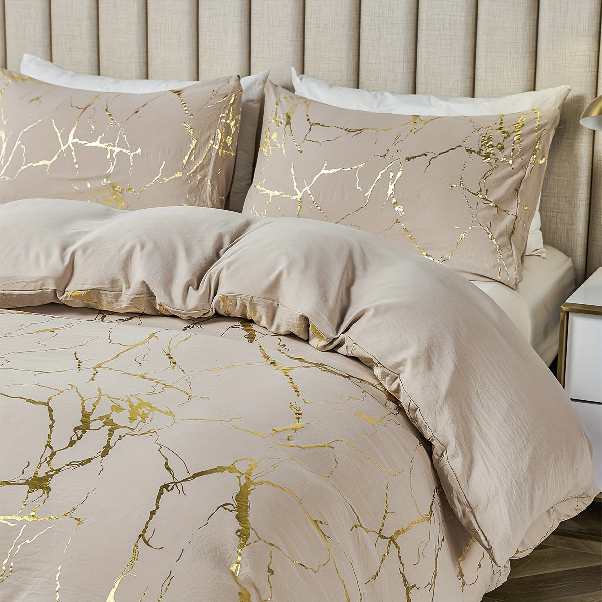 This American country style bedding set includes a duvet cover and 2 pillowcases featuring polyester marble with golden foil accents. It is available in Queen (228.6cm x 228.6cm) and King (259.08cm x 228.6cm) sizes.