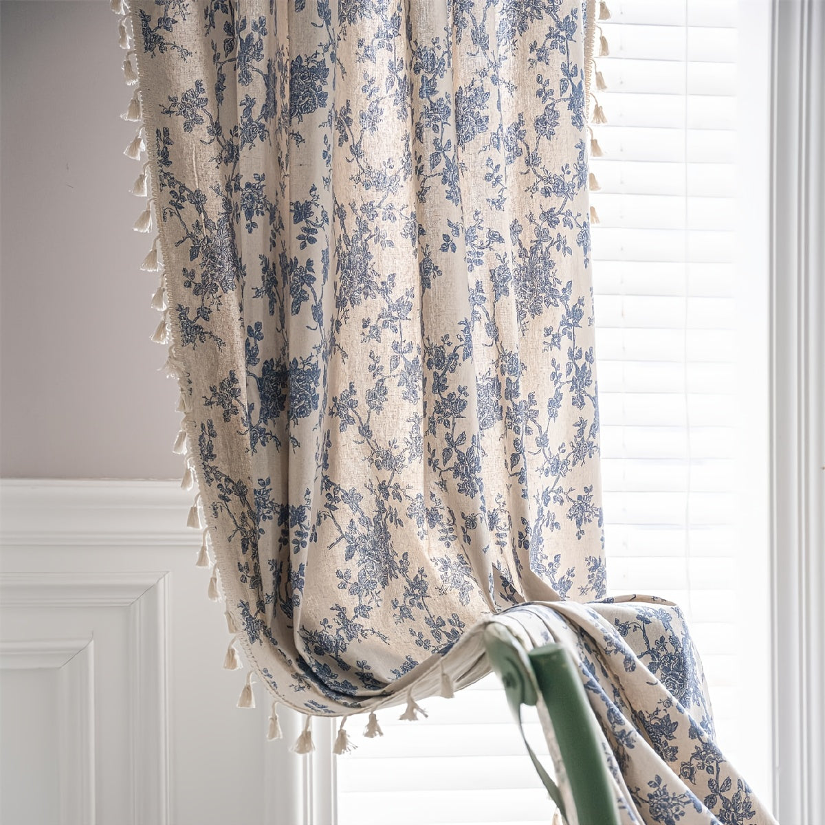 Enhance your home decor with this stylish American country flower cotton and linen curtain featuring beige fringed accents. Perfect for the living room, bedroom, bay window, dining room, or kitchen bar, this elegant piece adds a touch of sophistication