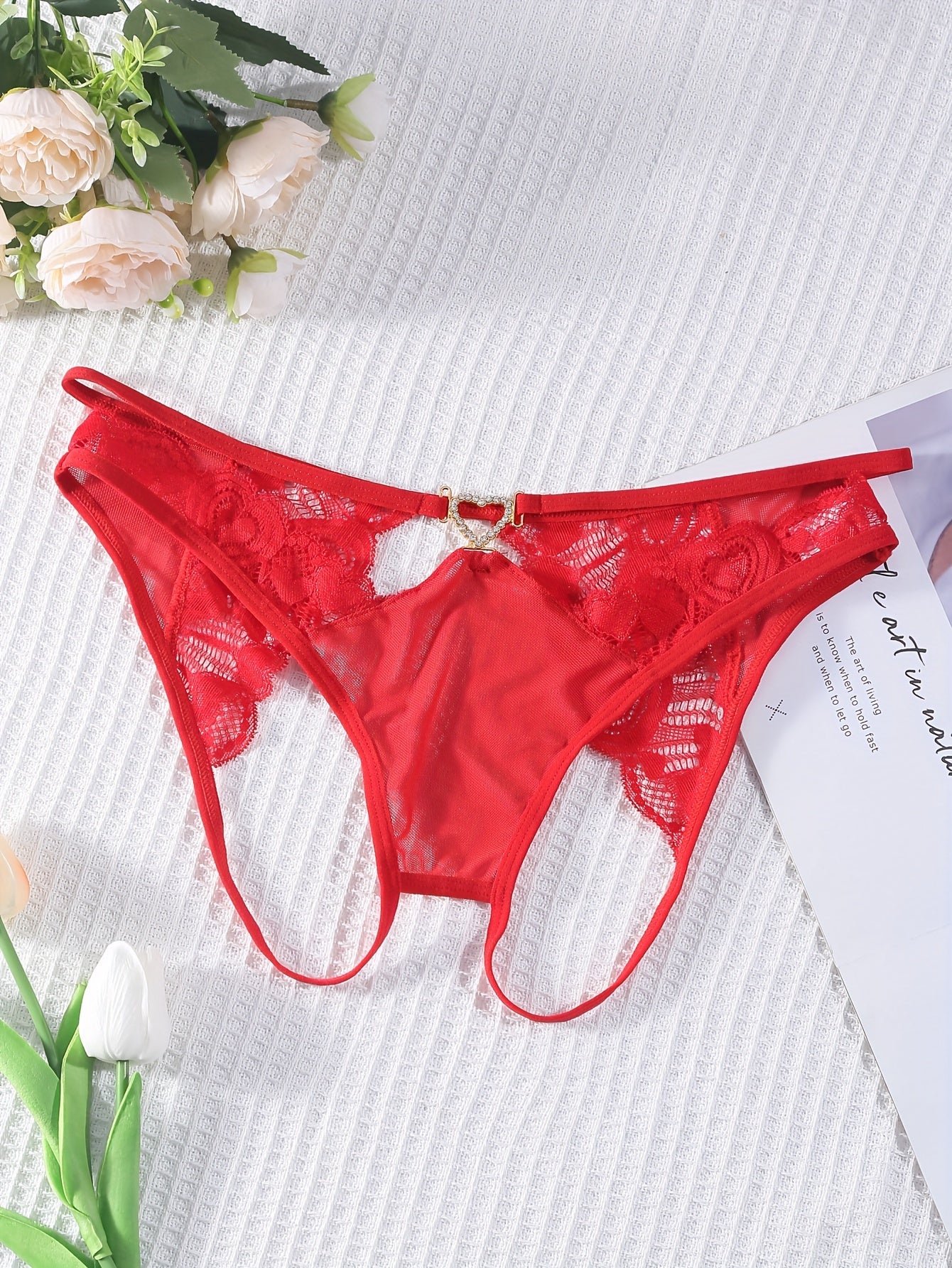 1 pair of red lace panties for women with heart-shaped clasp is made of solid color knitted fabric with lace detail, suitable for adult underwear.