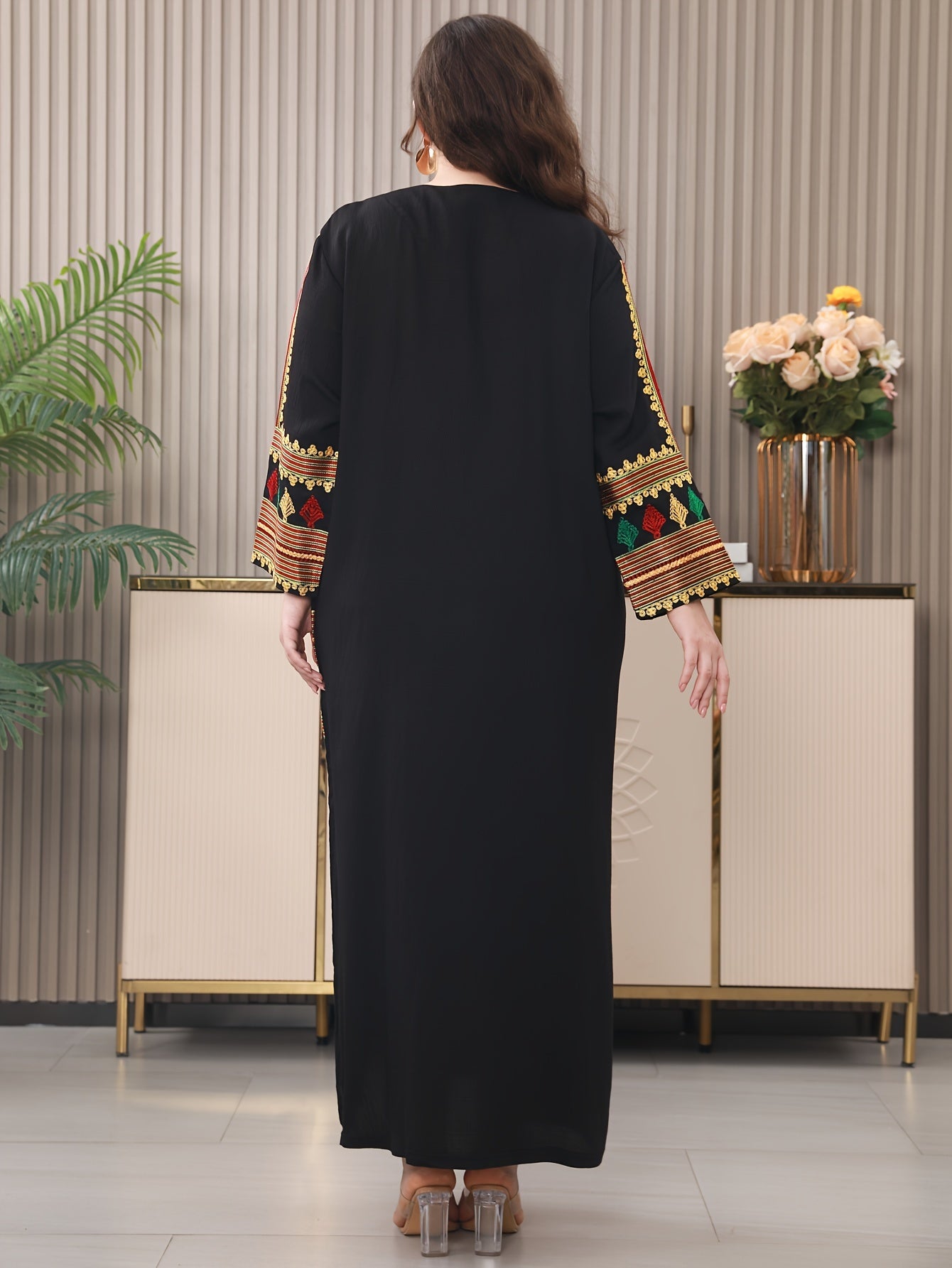 Elegant Plus Size Middle Eastern Kaftan with Regular Sleeves and Traditional Embroidery, Loose Fit Summer Turkish Robe for Mature Occasions.