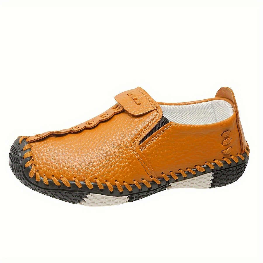 Breathable faux loafers for boys, ideal for spring and autumn. Features stitched details and a comfortable single sole.