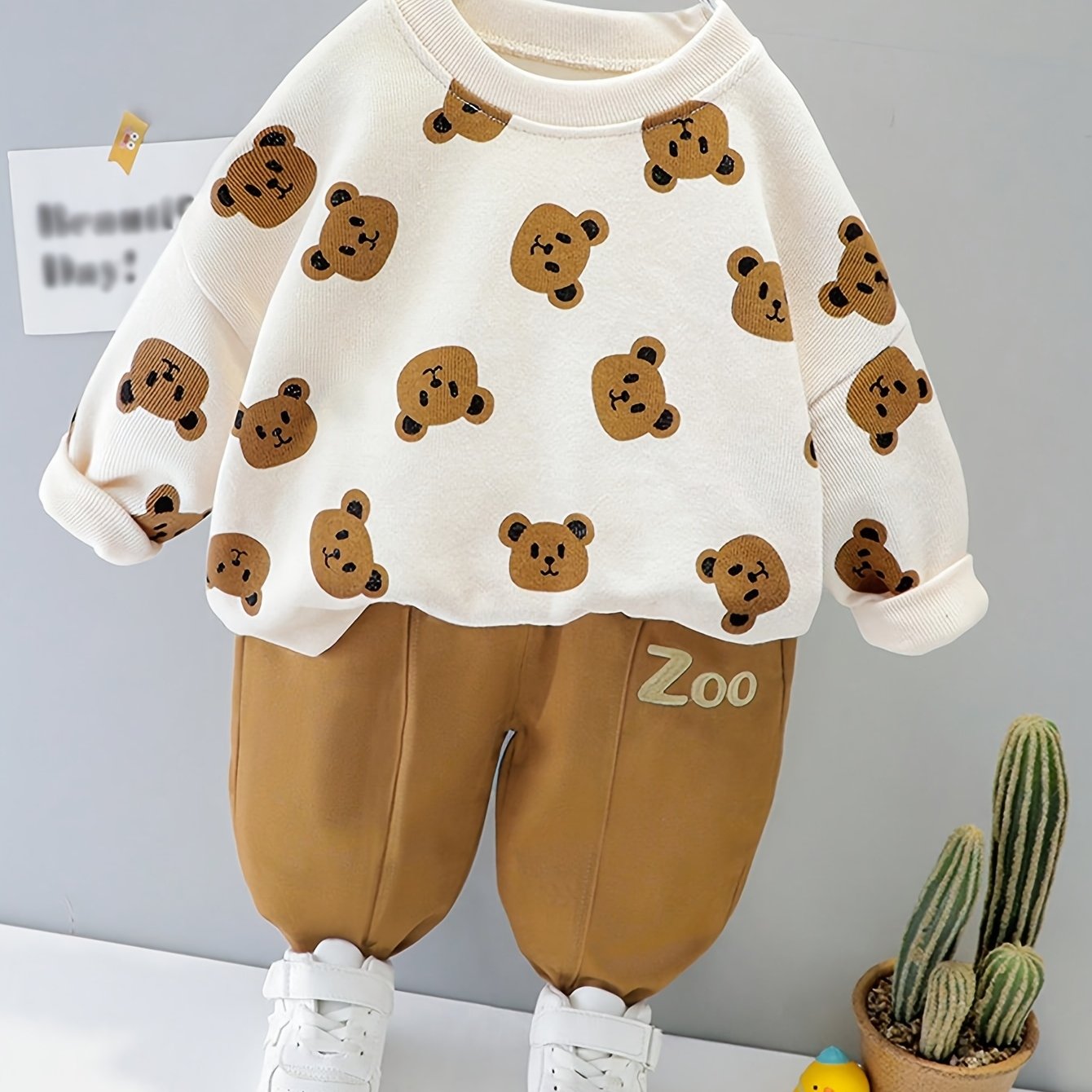 Toddler boys' cute bear print sweatshirt and pants set with crew neck. Made of polyester knit with a regular fit and slight stretch. Featuring an animal pattern, suitable for spring/fall