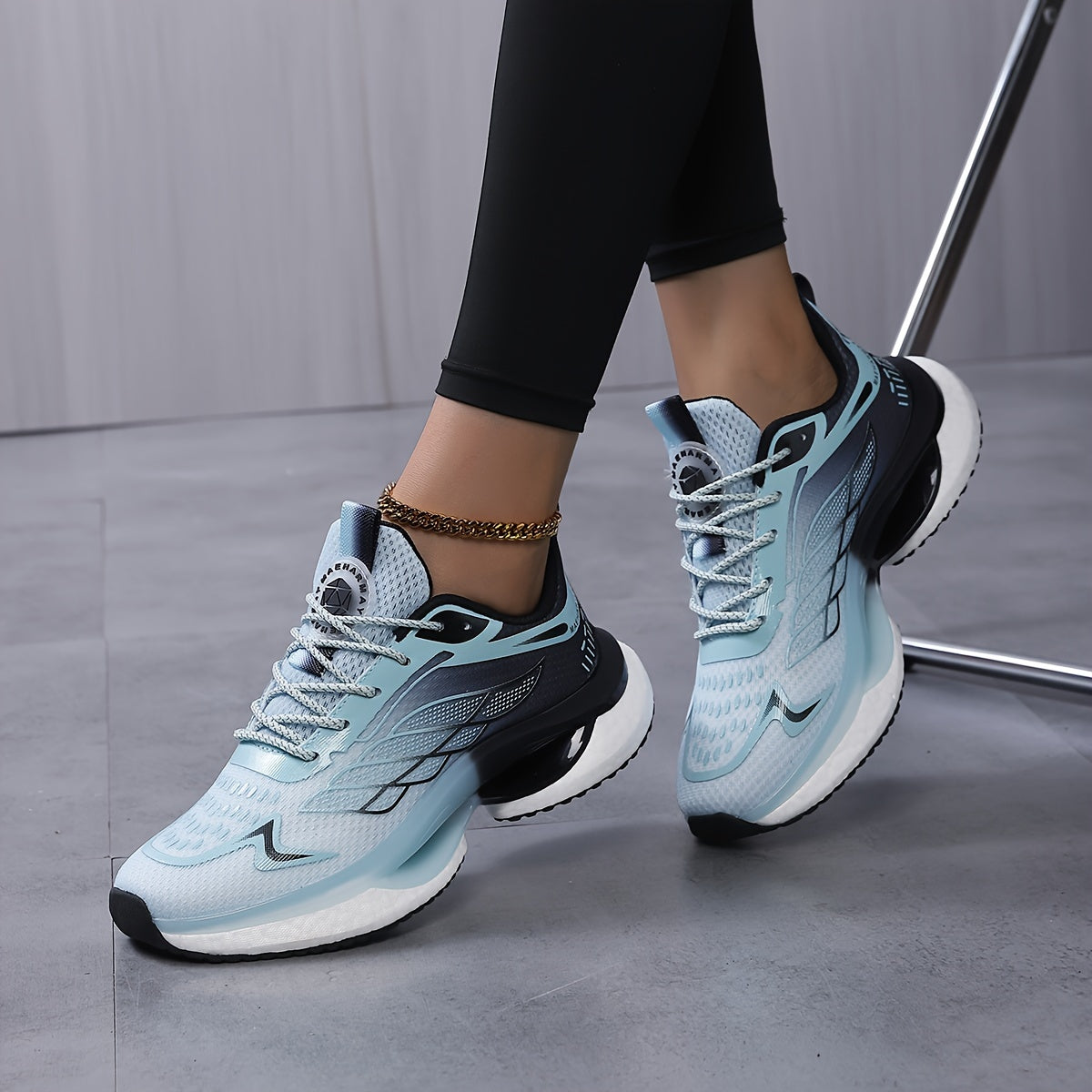 Breathable mesh platform sneakers for women in plus size, lace-up casual outdoor shoes for comfortable low top running.