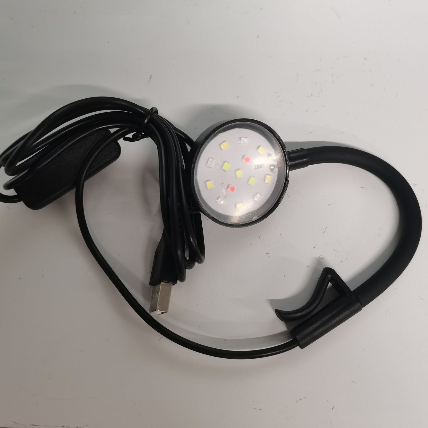 1pc USB-Powered LED Aquarium Clip Light with adjustable black hose for easy installation, perfect for illuminating fish tanks.