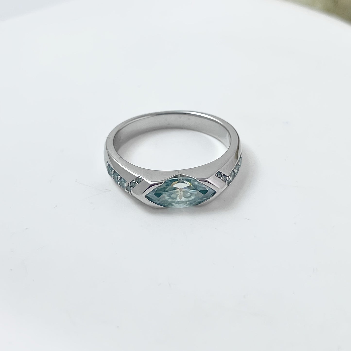 Luxurious 1 piece of S925 Sterling Silver Moissanite Marquise Ring, featuring Silver Plating and an Elegant Preppy Style. With a stunning 1.26 carat Moissanite stone and weighing 4.5 grams, this ring is perfect for daily wear or special occasions such as