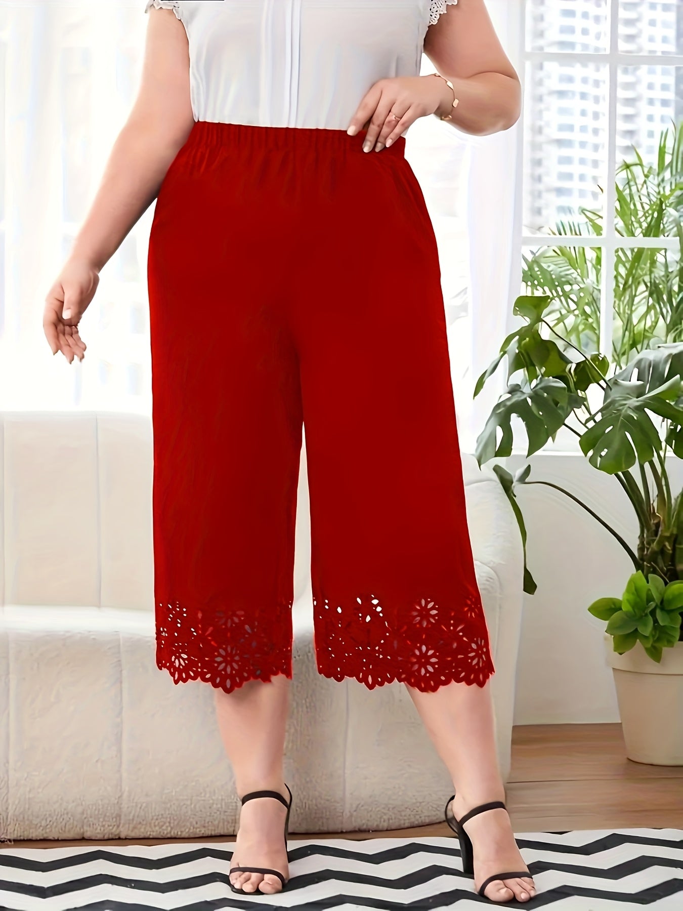 Plus size black capri pants with elastic waist and lace detail. Made of polyester fabric, suitable for spring/summer. Hand wash or dry clean. Casual cropped trousers.