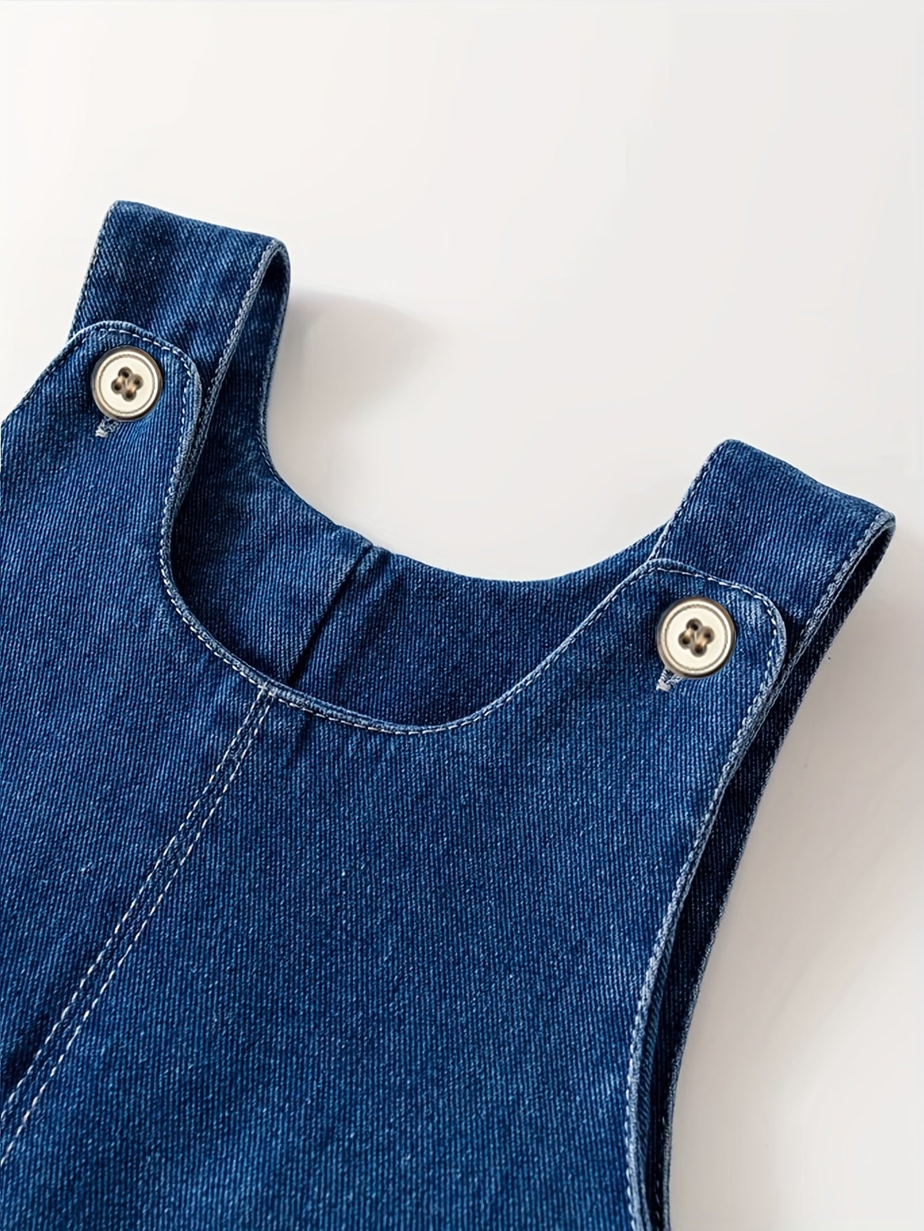 Children's denim overalls with animal pocket detail, made from a cotton blend fabric. Ideal for spring and fall seasons, this unisex toddler jeans romper is perfect for outdoor play.