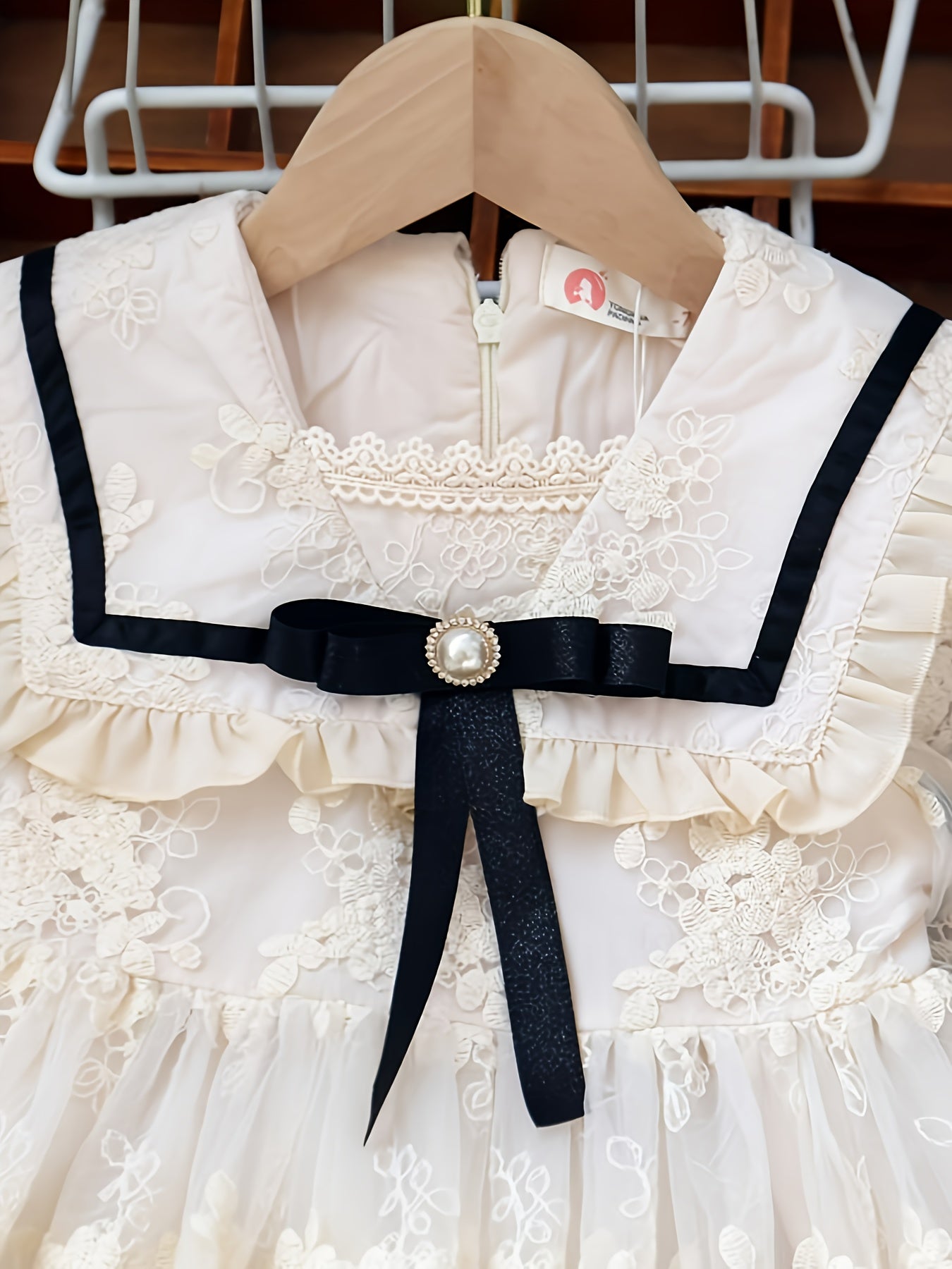 New lace-trimmed princess dress for girls with mesh collar and long sleeves for young children in spring and autumn season.