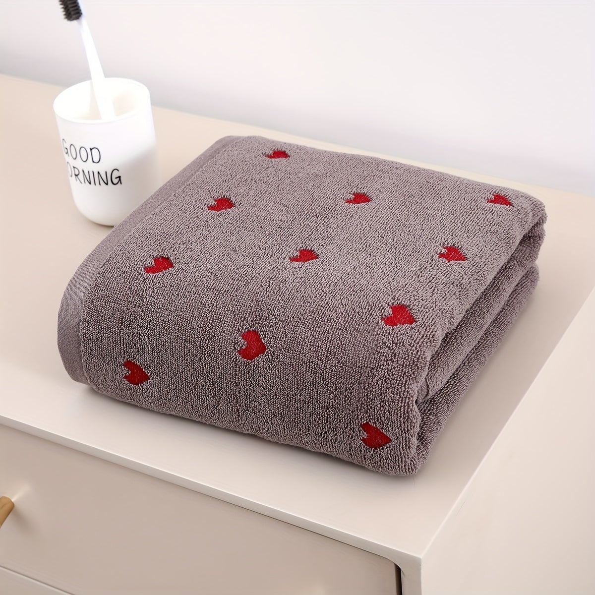 Heart pattern cotton bath towel, absorbent and quick-drying, soft and thick for home bathroom use. Ideal bathroom supply.