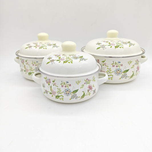 Set of 3 Senny Enamel Saucepans with Floral Design – Perfect for Gas Stovetops, No Electricity Needed!  These versatile pots can be used as soup pots, cooking pots, salad mixing bowls, and grease containers. Ideal for use at home, outdoors, or in