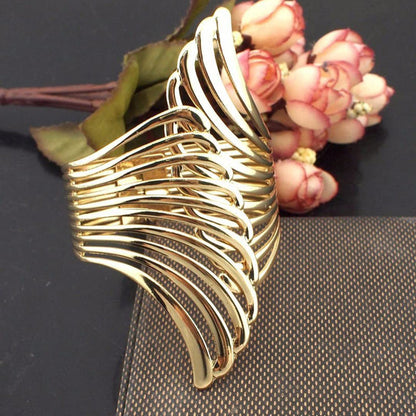 A pair of golden metal curtain clips shaped like angel wings, featuring a spring opening and closing mechanism. These hollow wing tiebacks are perfect for adding a touch of elegance to your living room, study, or bedroom curtains, enhancing your home